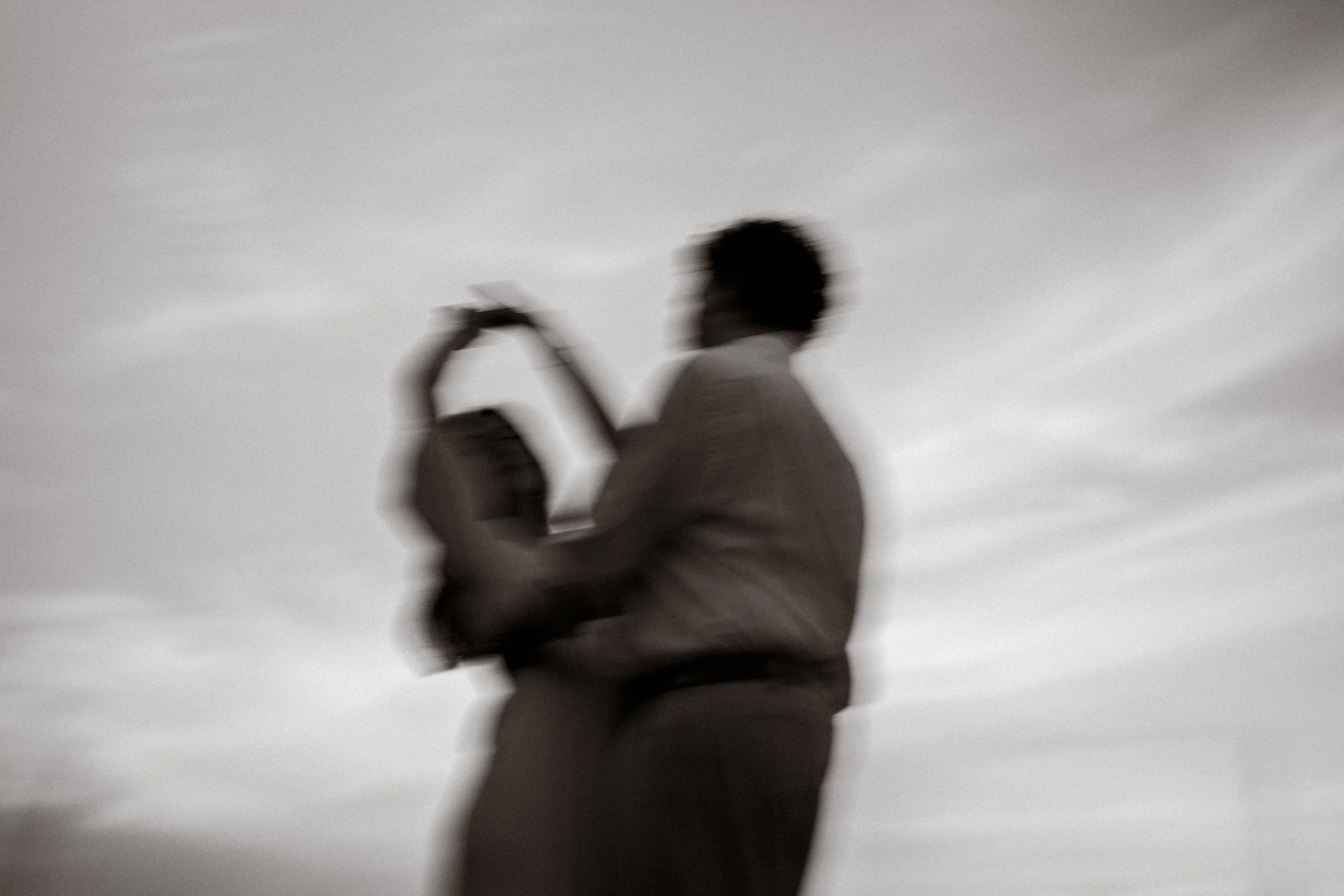 Silhouette floue d'une personne jouant à la guitare contre un ciel nuageux