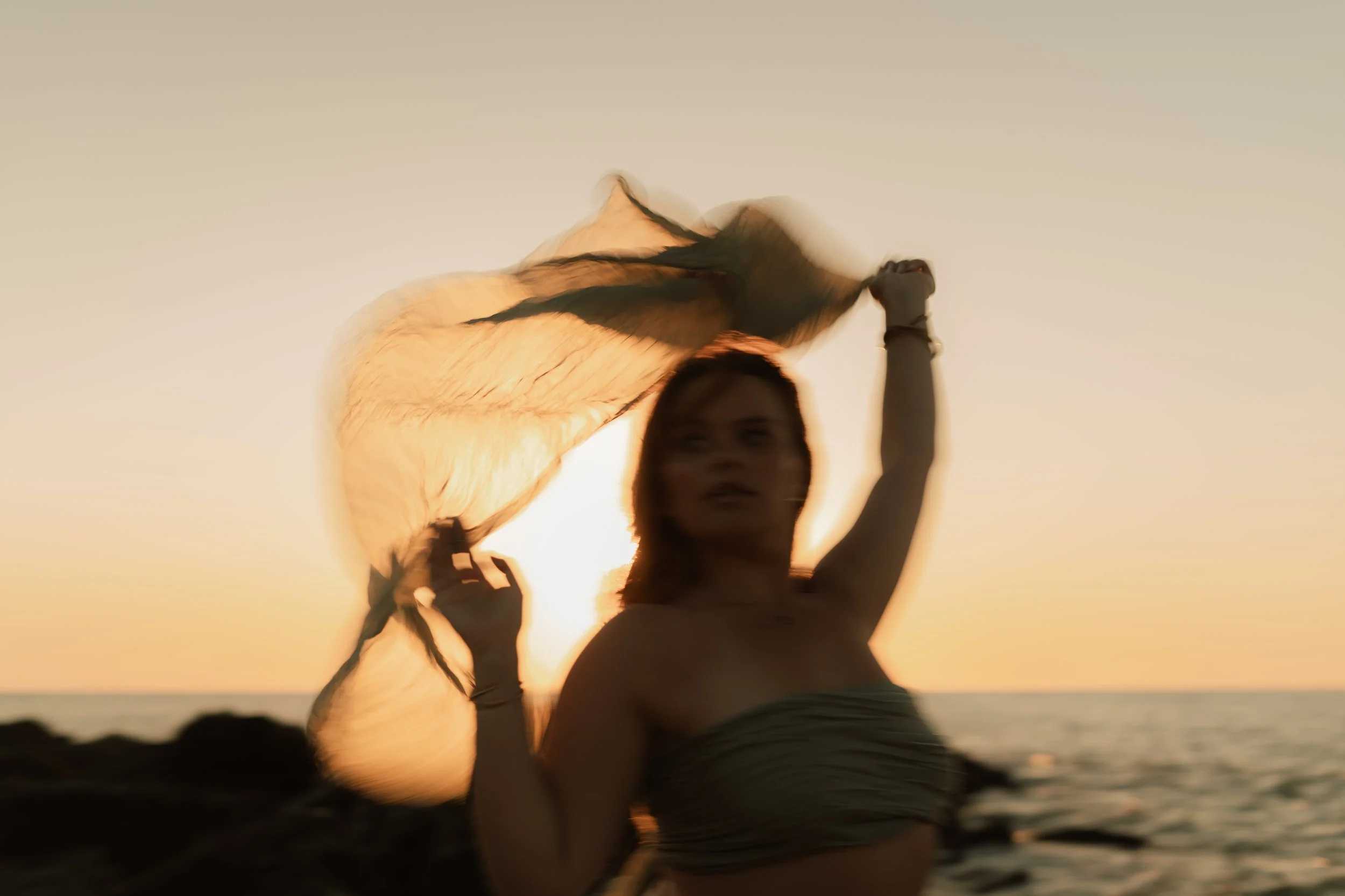 Séance photo femme à la plage dans les Landes : célébrer sa féminité au naturel
