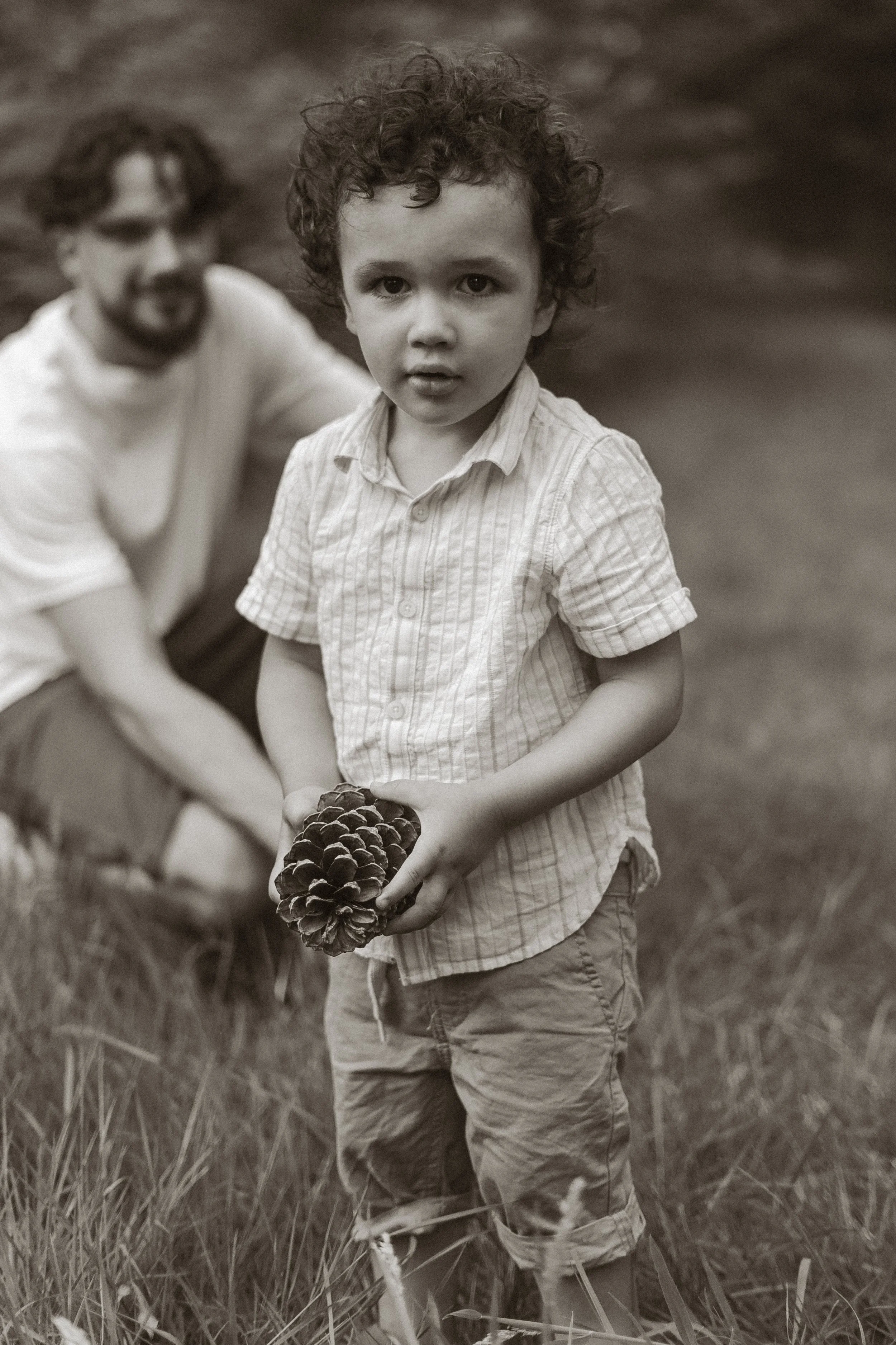 Séance photo famille en foret naturel, photographe d'enfants et de familles dans les Landes