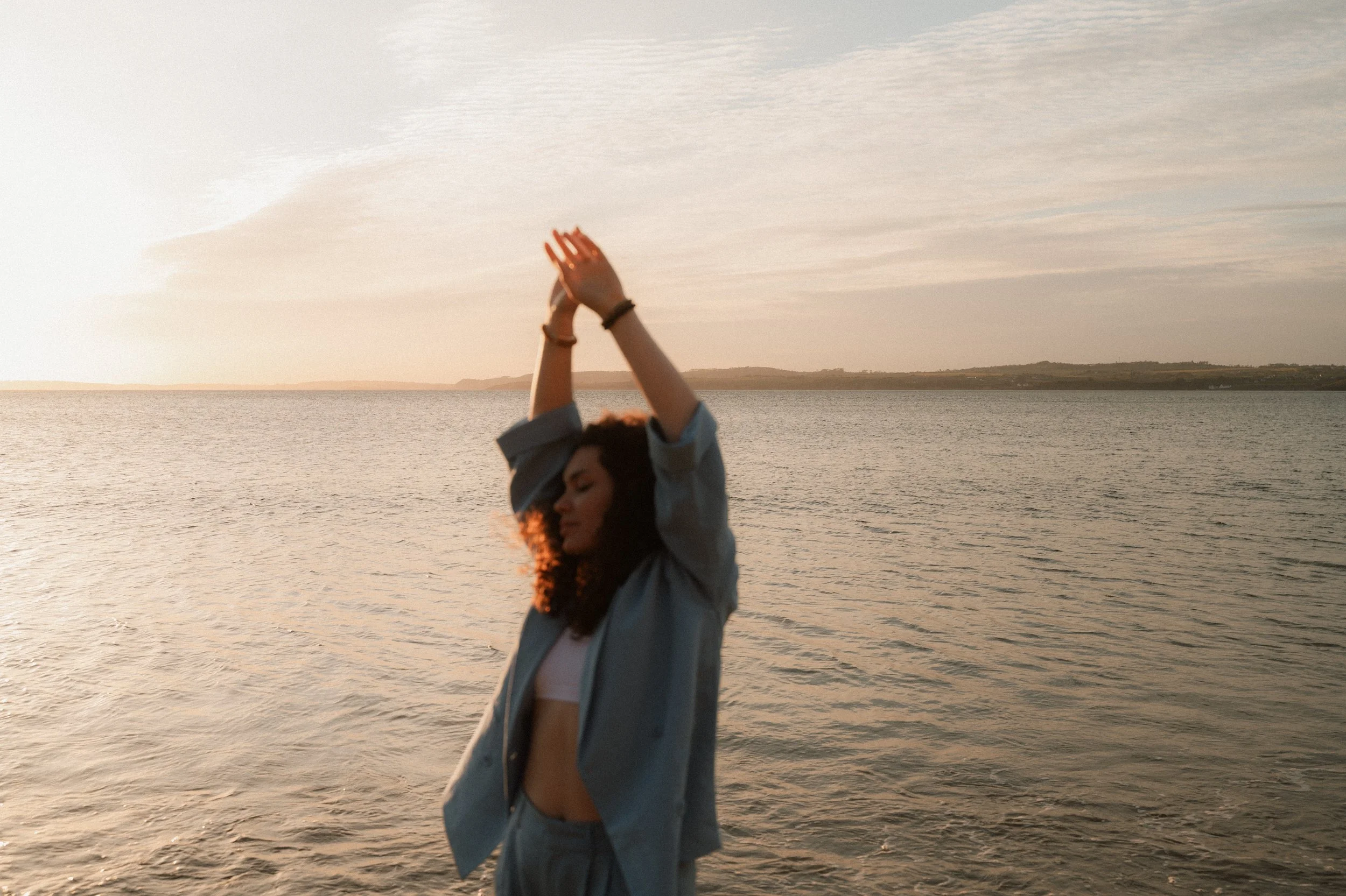 photographe de femmes séance photo au bord d'une mer au coucher du soleil sud ouest Landes Pays Basque Hossegor 