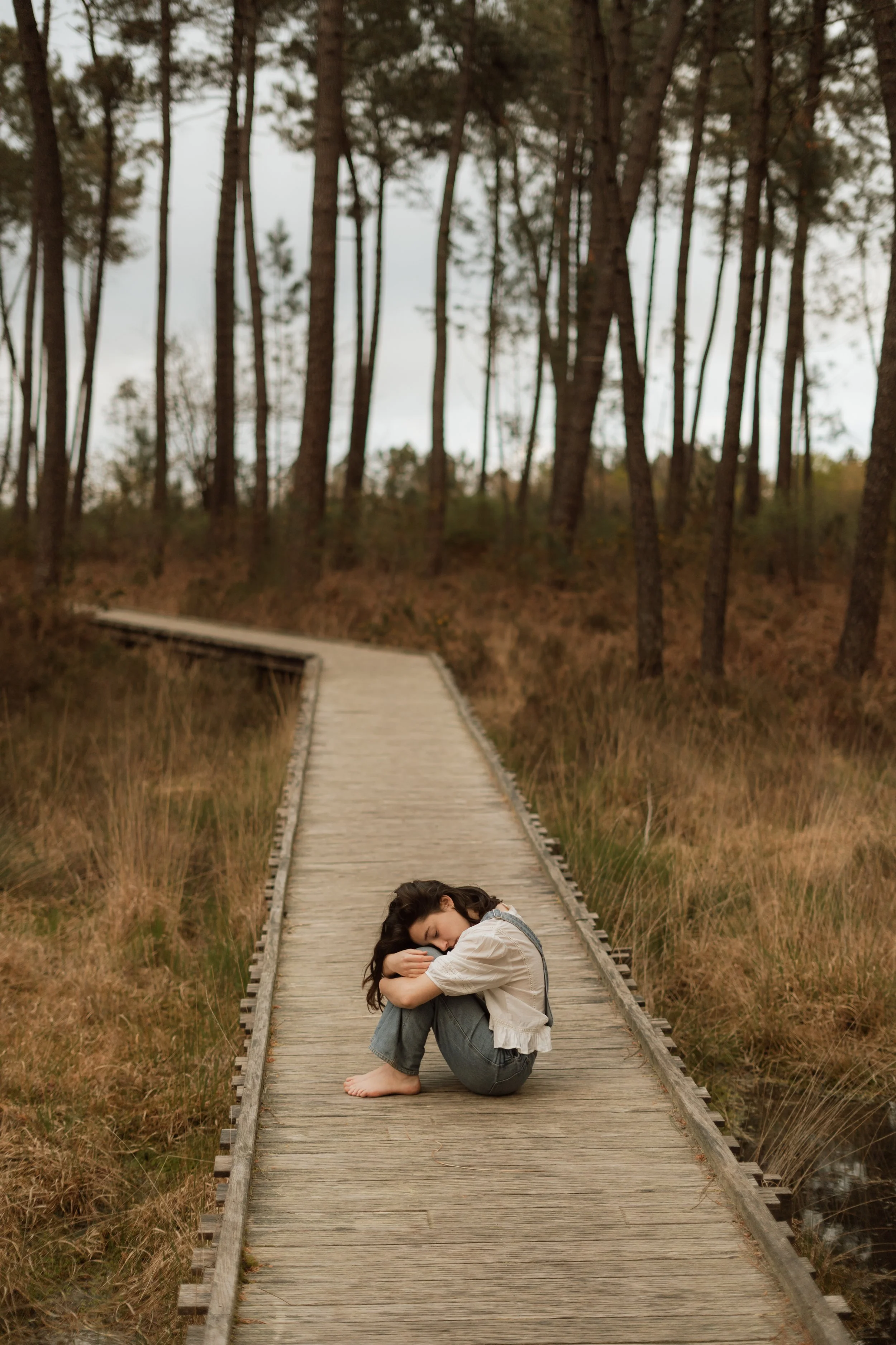 Séance photo en foret femme, photographe dans les Landes portrait en nature confiance en soi