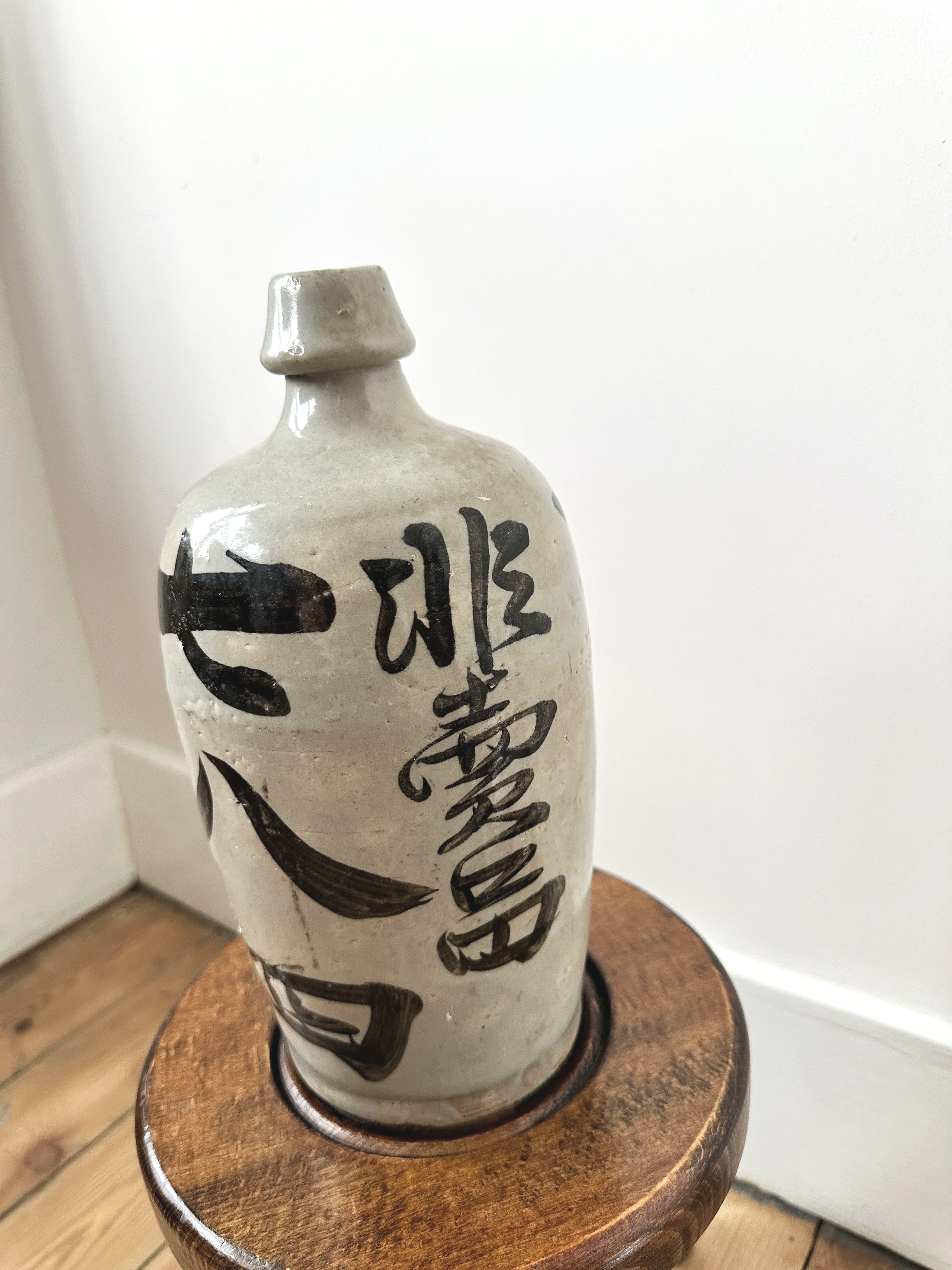 handmade-japanese-sake-bottle-ceramic.png