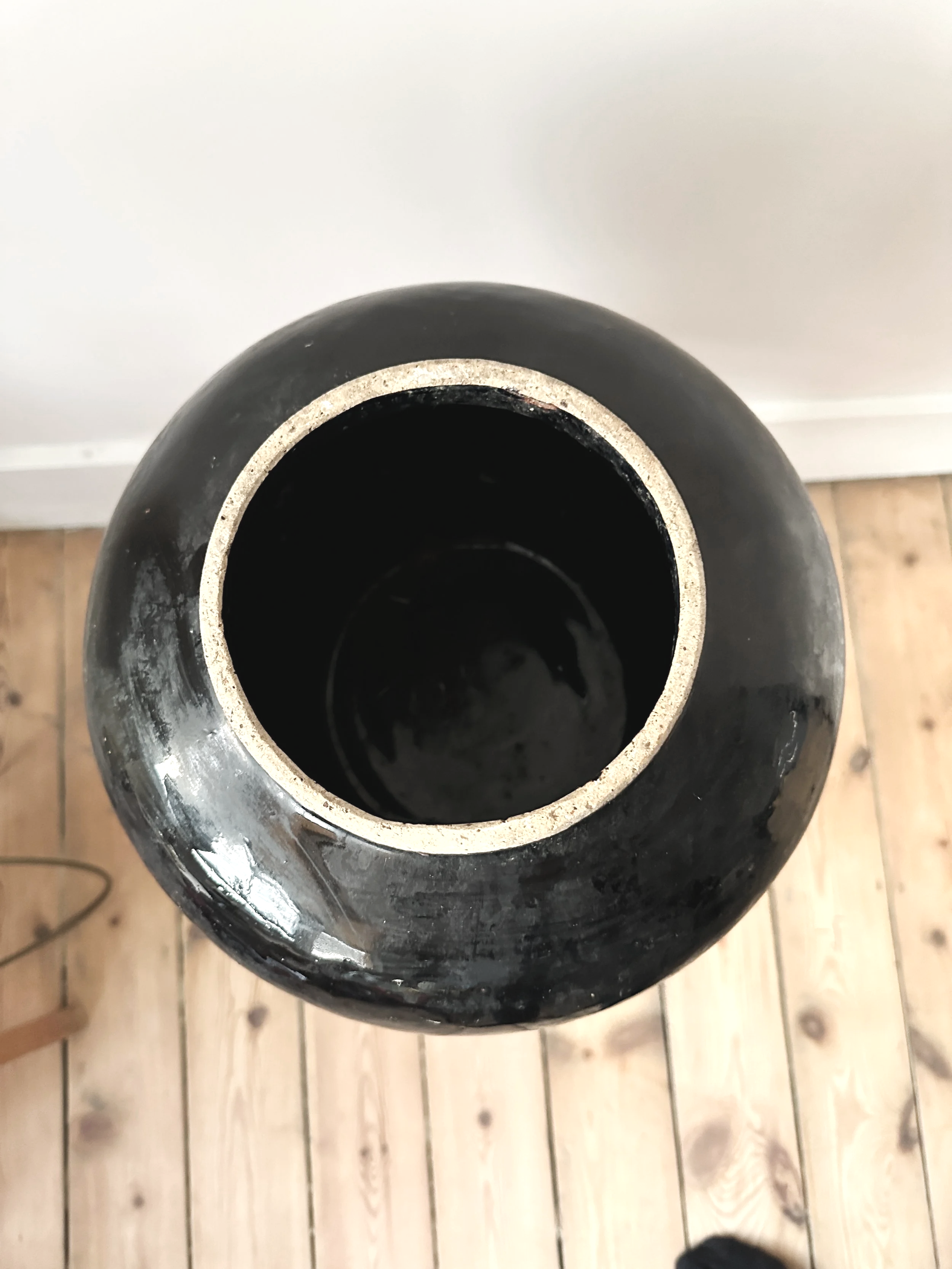 black-pottery-vase-vintage.png