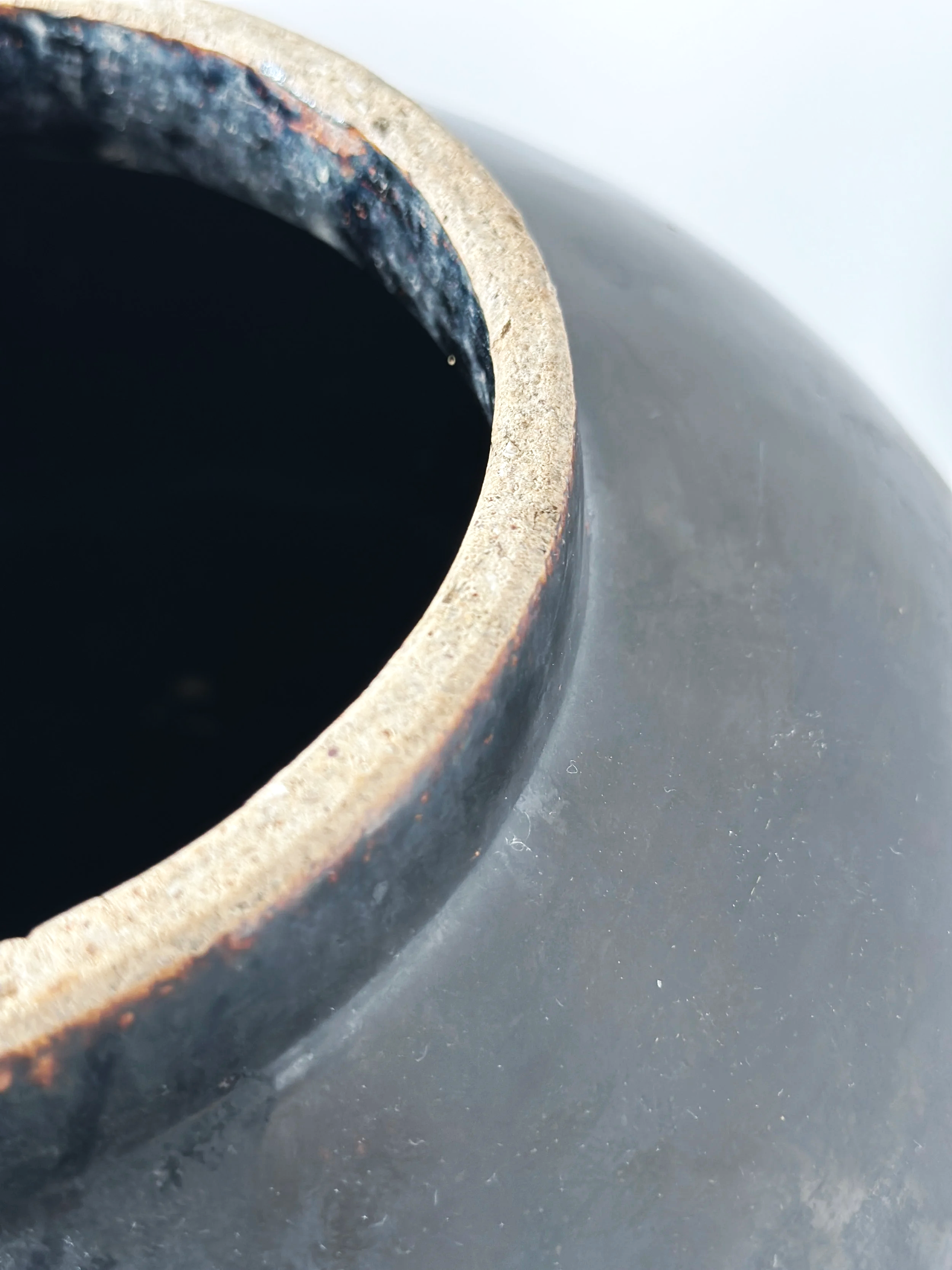 vintage-black-clay-vase.png