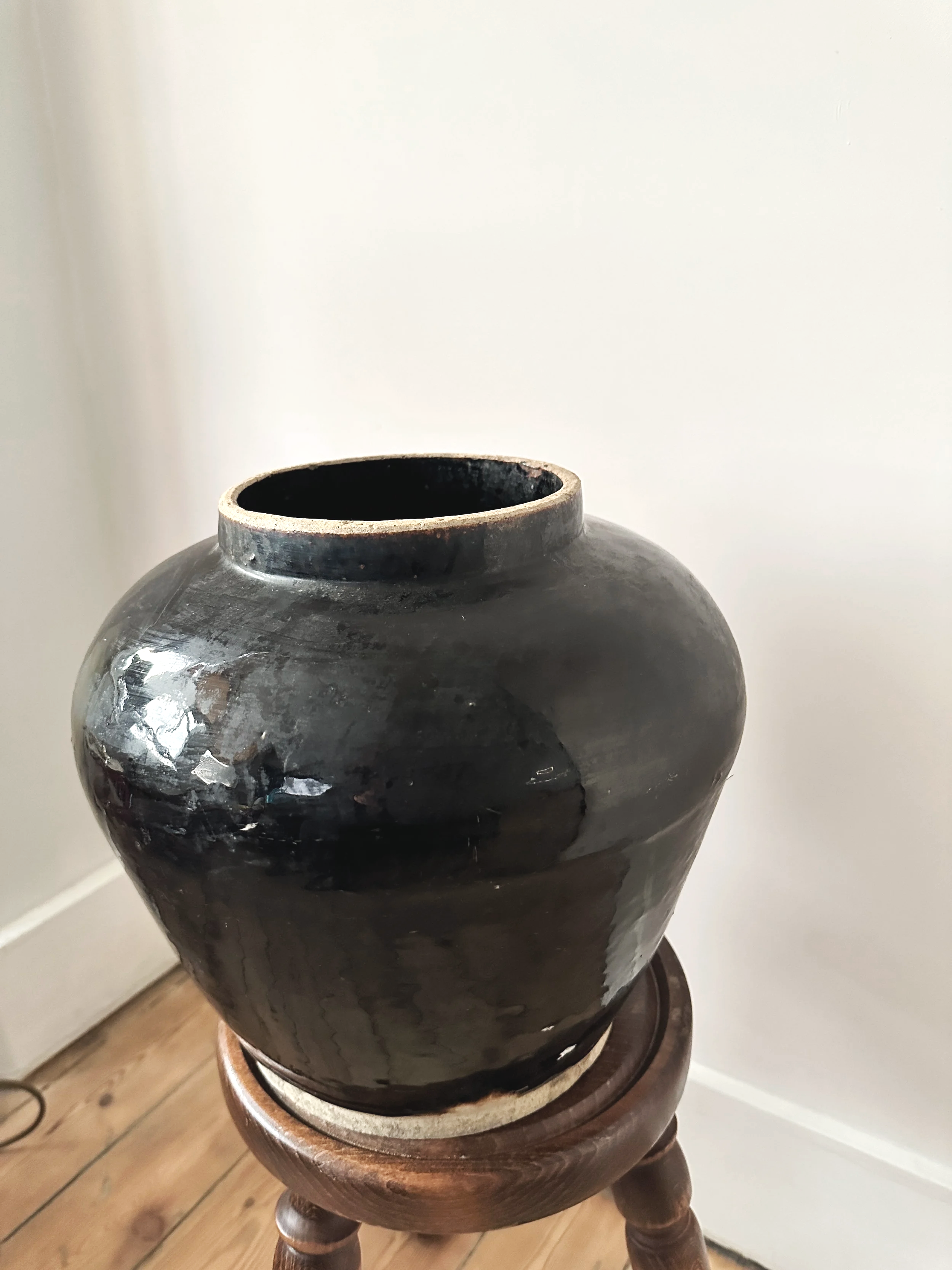 vintage-matte-black-ceramic-vase.png
