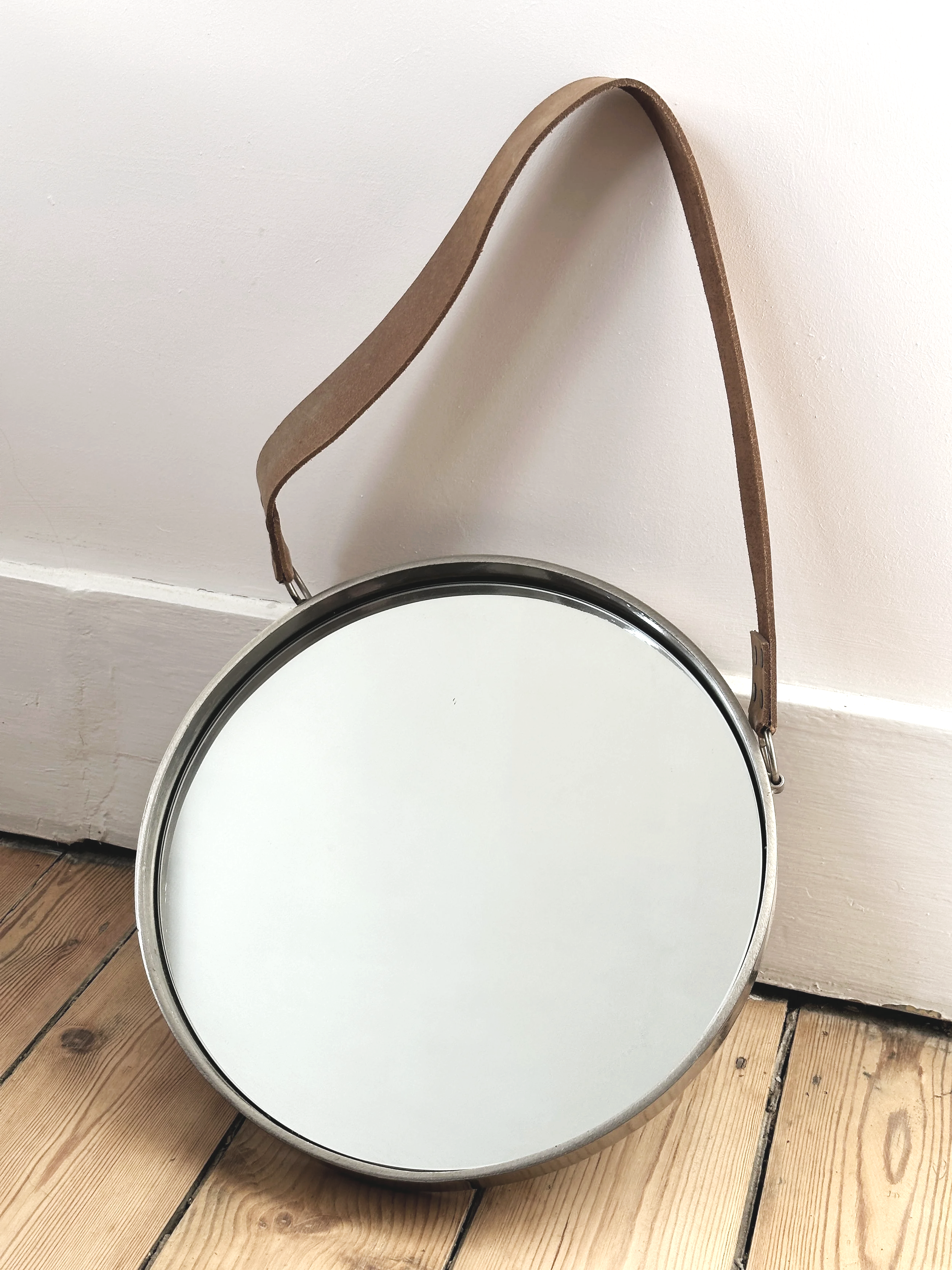 vintage-style-round-mirror-leather-strap.png