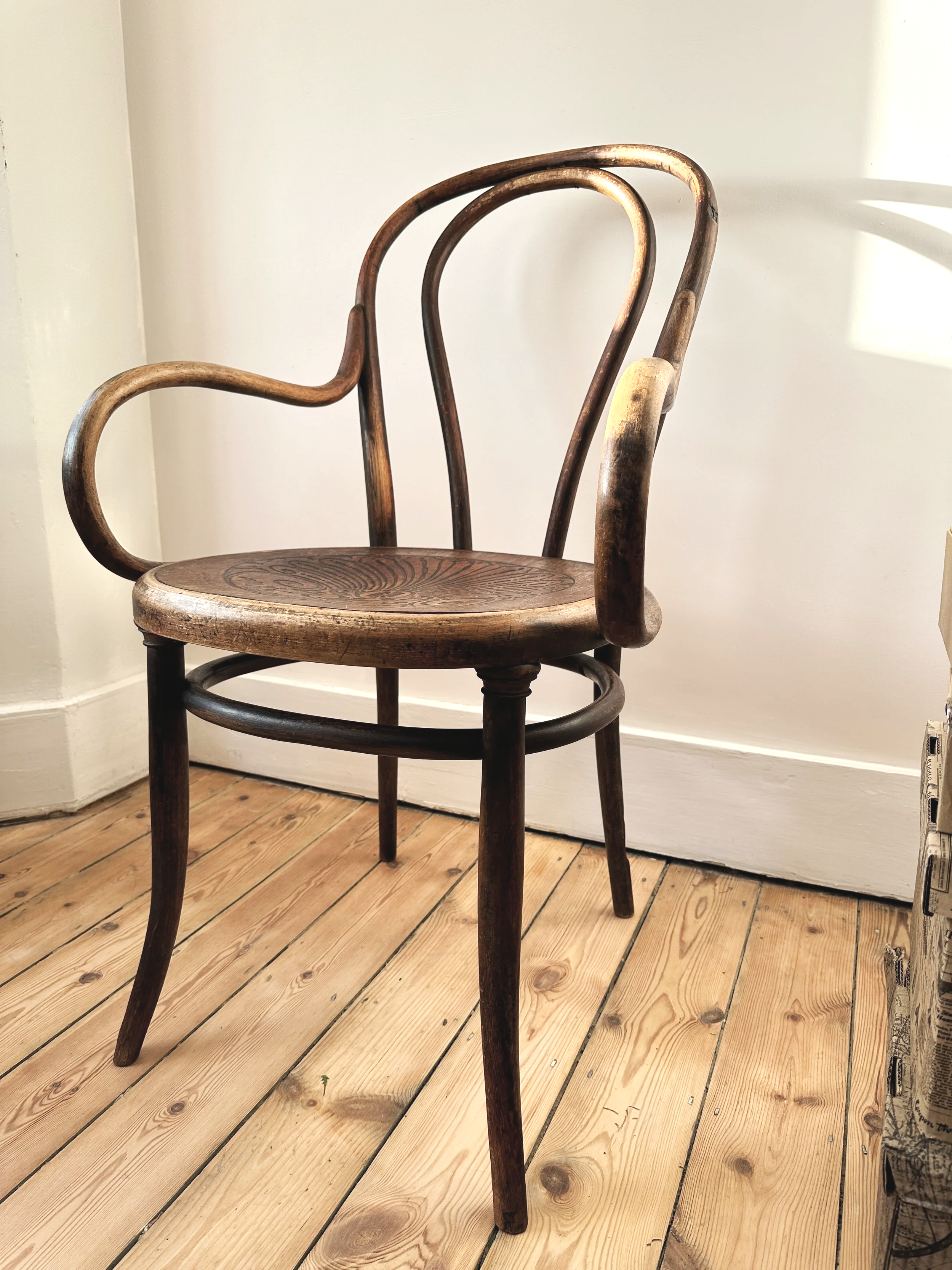 antique-thonet-armchair-no18-1900s.png