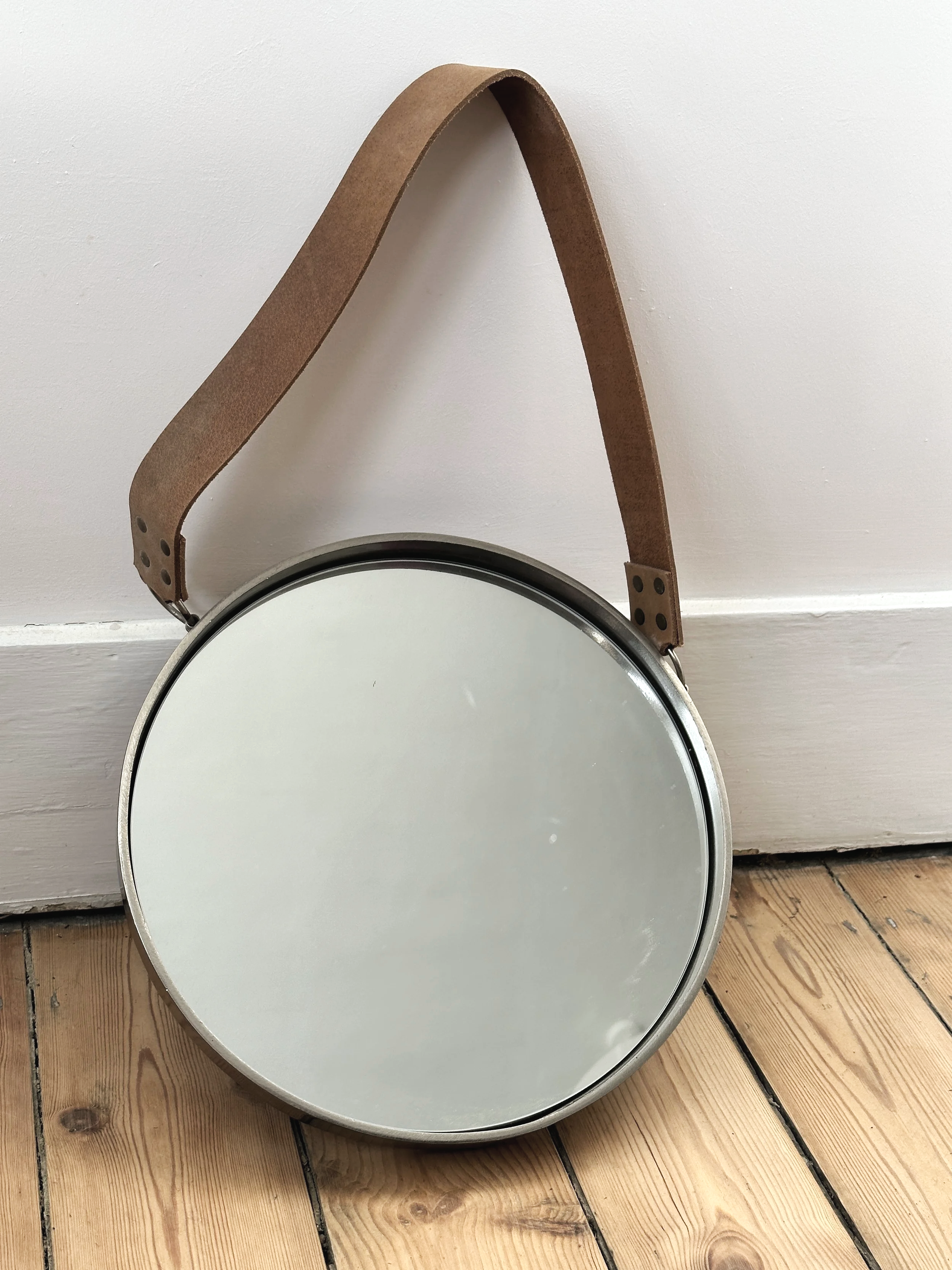 vintage-round-wall-mirror-leather-strap.png