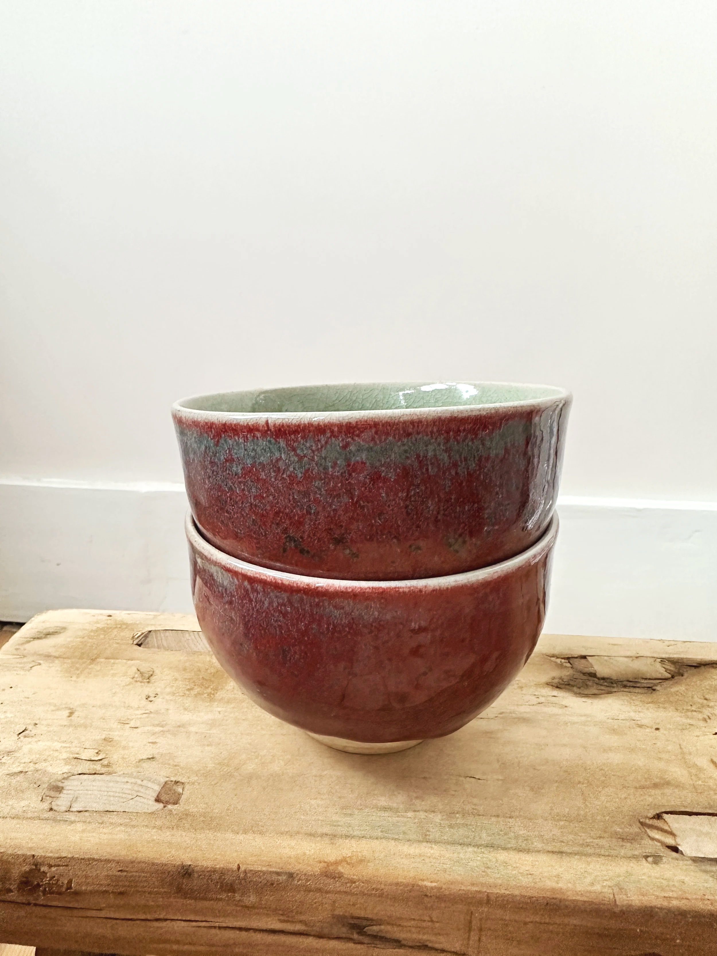 handmade-japanese-ceramic-bowls-red-green.png