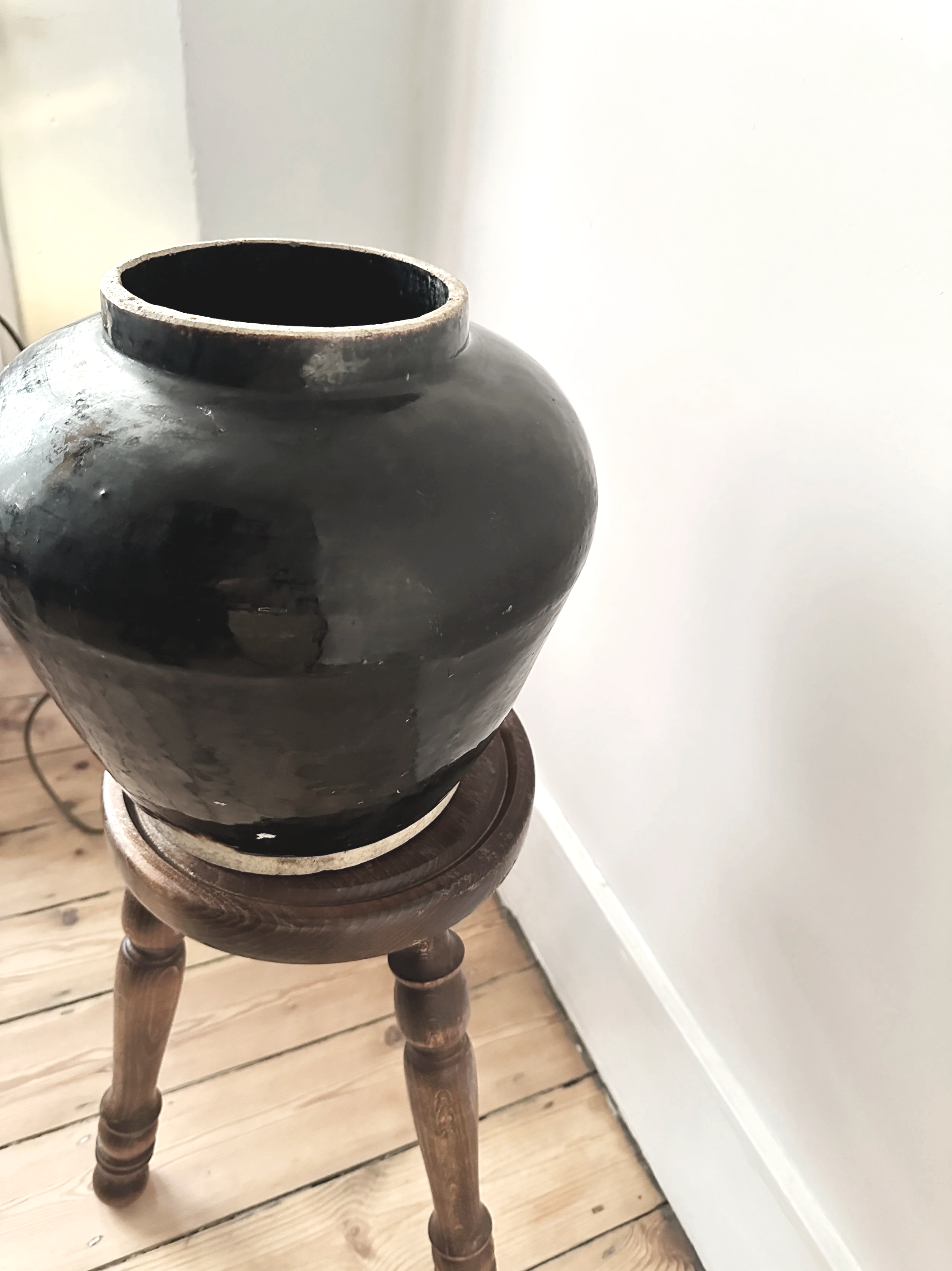 vintage-black-ceramic-vase.png
