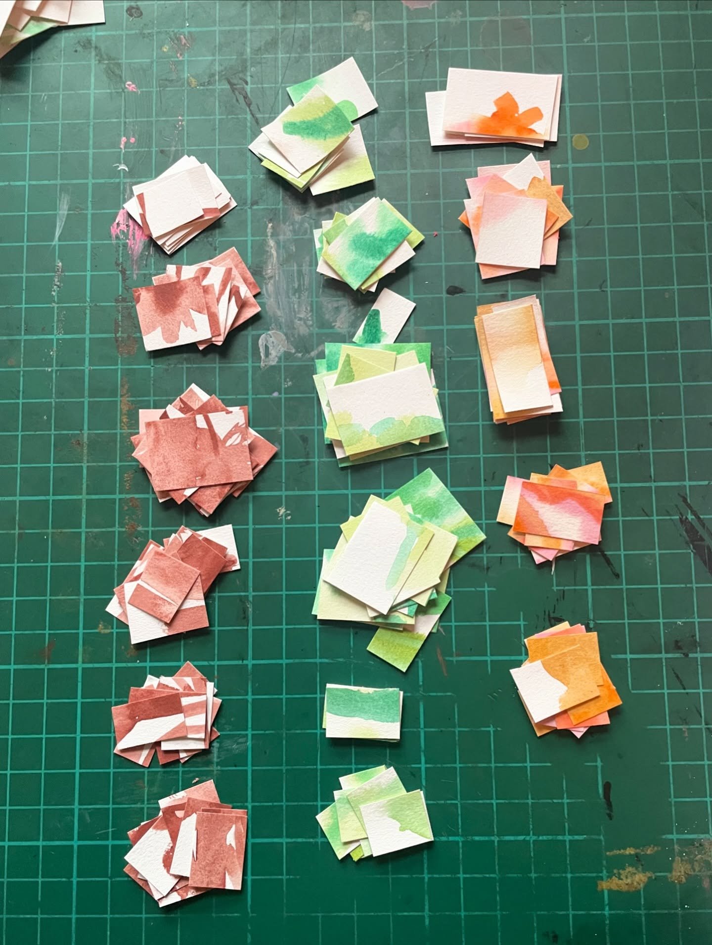 turns out the way I wanted to iron my brain out after a busy weekend trading (@timewithanna) was to cut, place &amp; plonk whilst listening to Soulwax remixes. 

my brain is smooth &amp; I loved spending the morning this way 🧡 swipe for the process