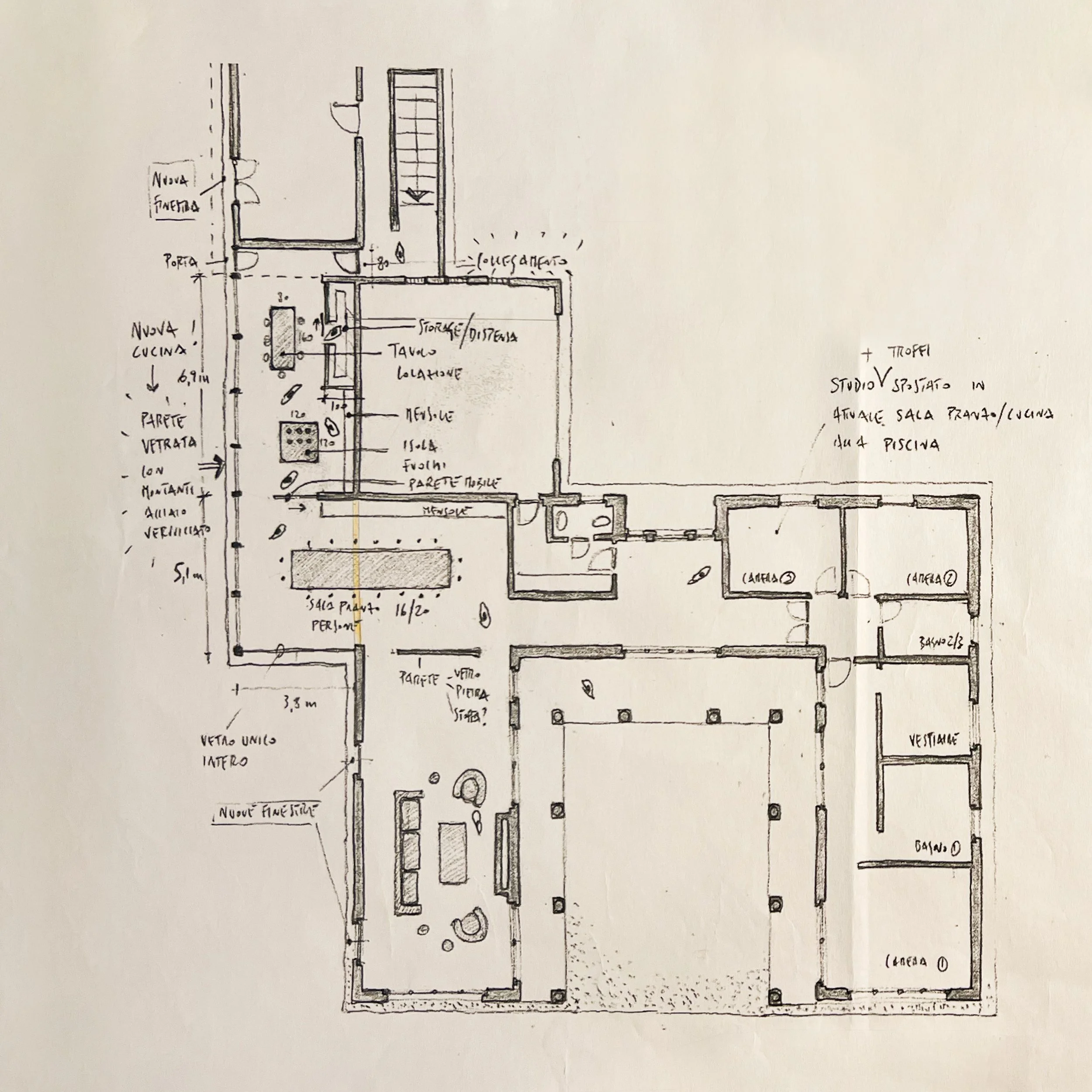 Hand-drawn architectural floor plan of a residence with rooms labeled in Italian, including kitchen, bedrooms, bathrooms, living and dining areas, and notes about design features and measurements.