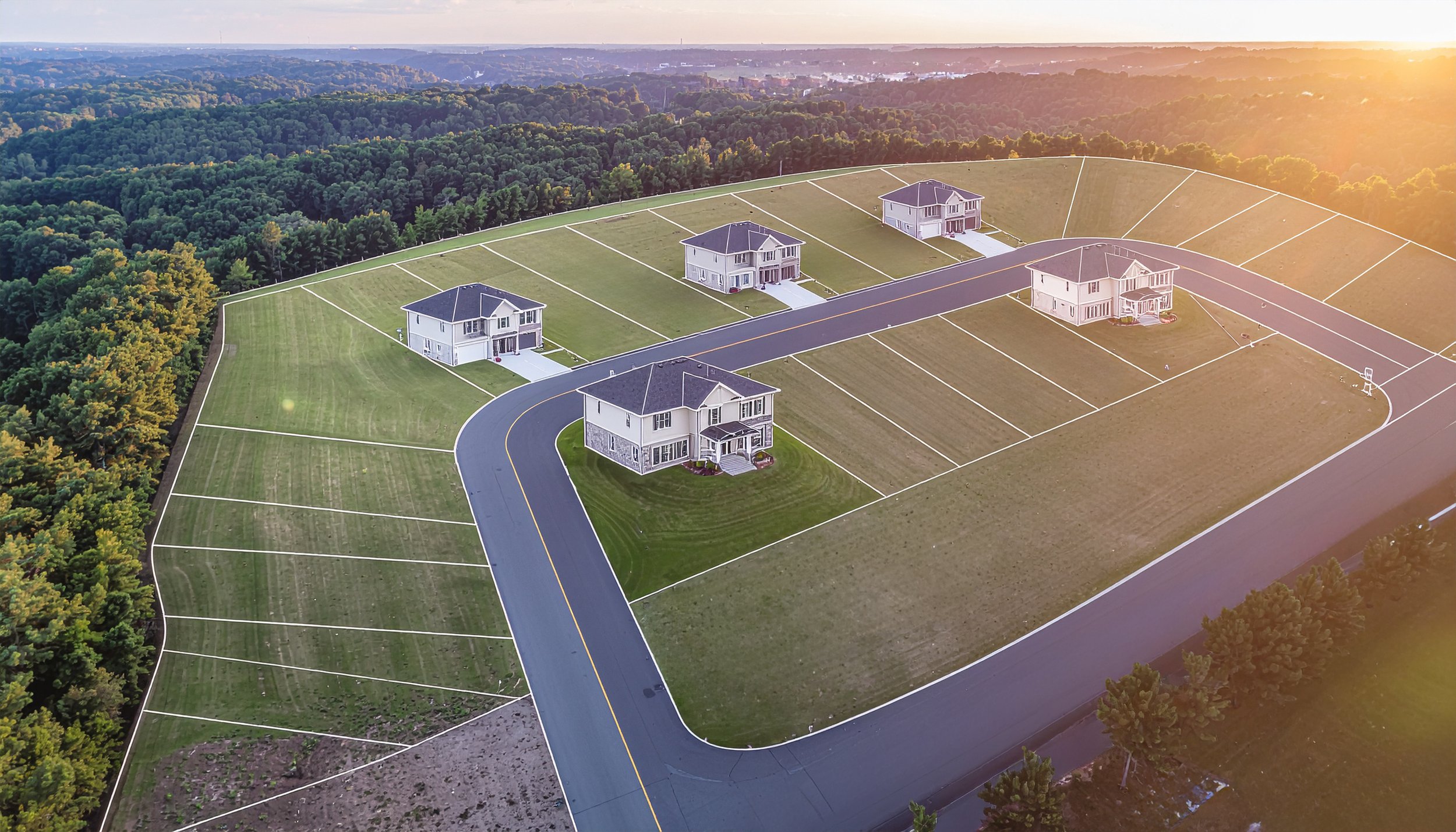 Maison blanche en construction par Groupe Corripresto à Sorel-Tracy avec un terrain sablonneux 