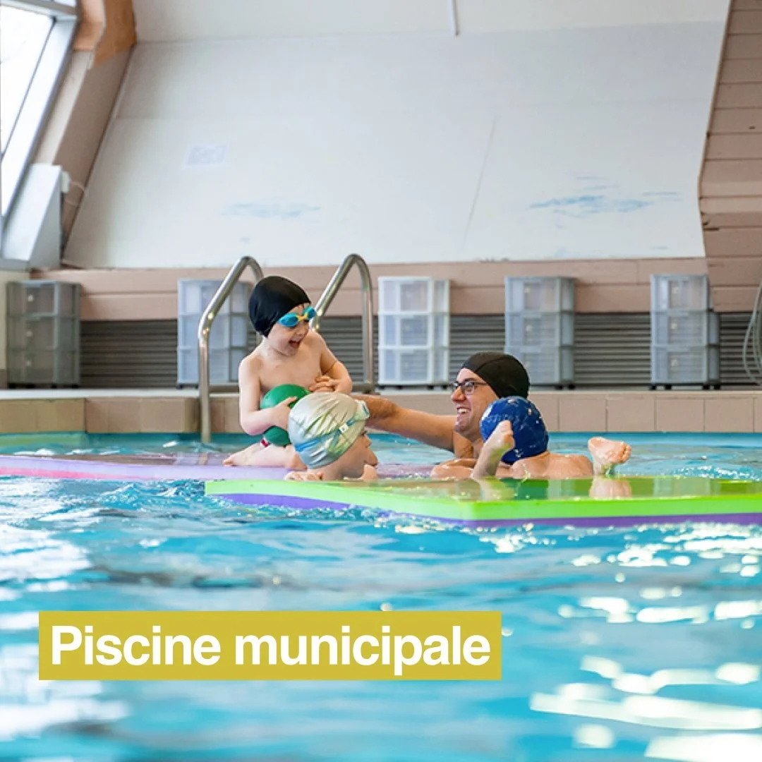 Un père avec ses trois enfants dans la piscine municipale à Sorel-Tracy