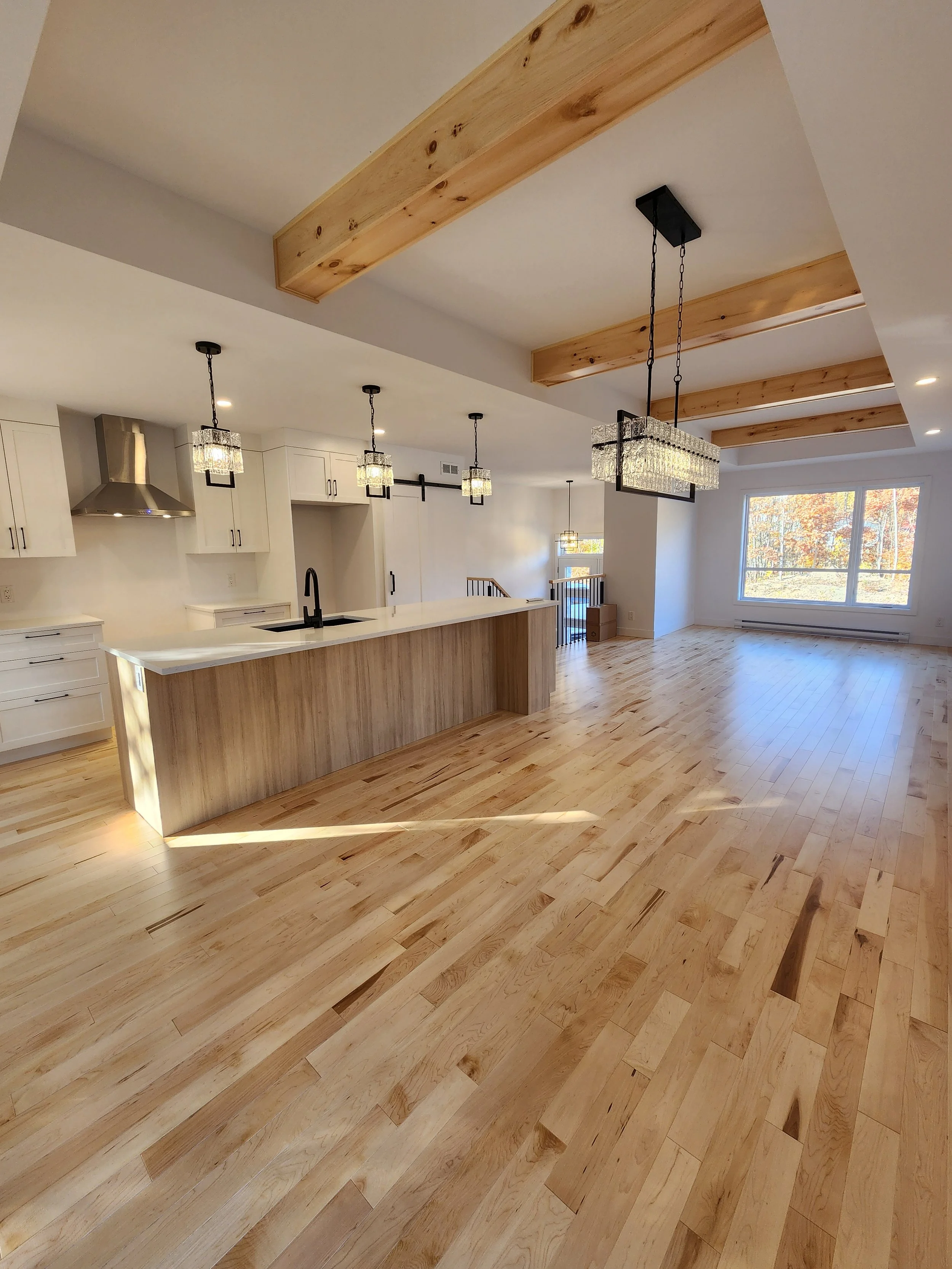 Cuisine avec un grand îlot de boit fini par Groupe Corripresto à Sorel-Tracy