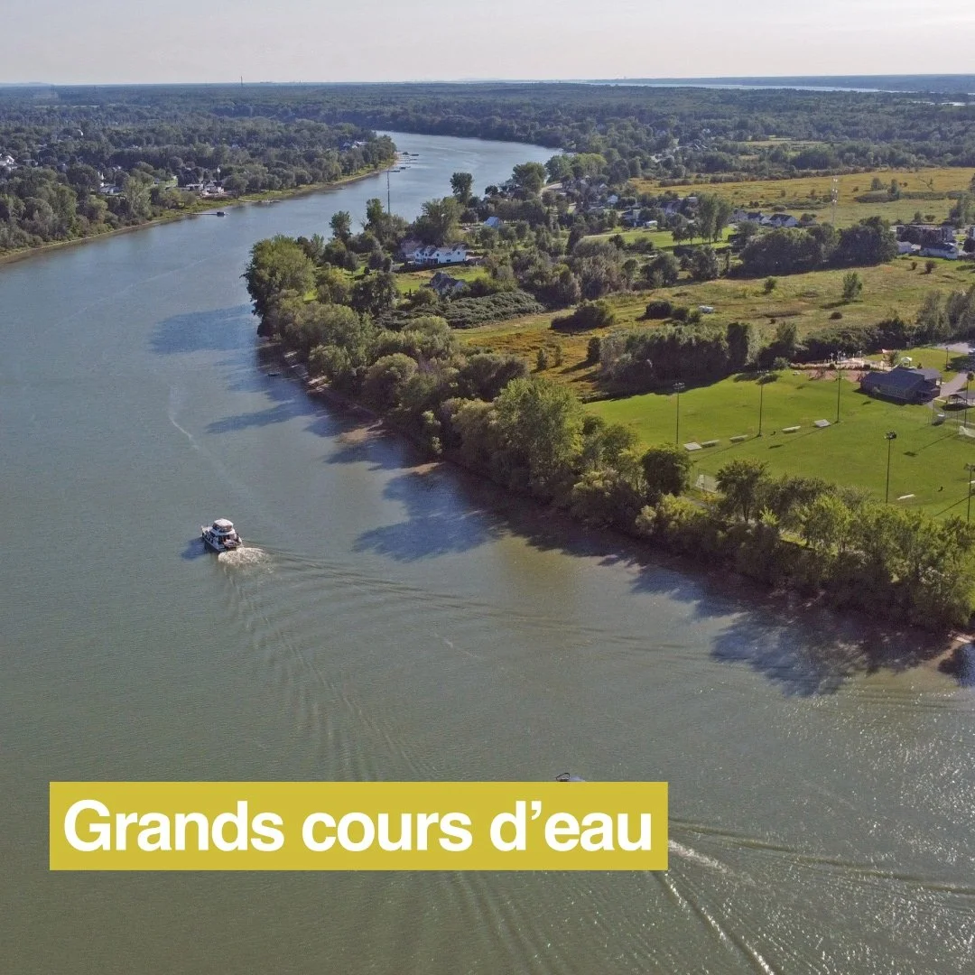 Vue en haut sur la rivière Richelieu avec un bateau en marche et une vue sur un quartier de Tracy à Sorel-Tracy