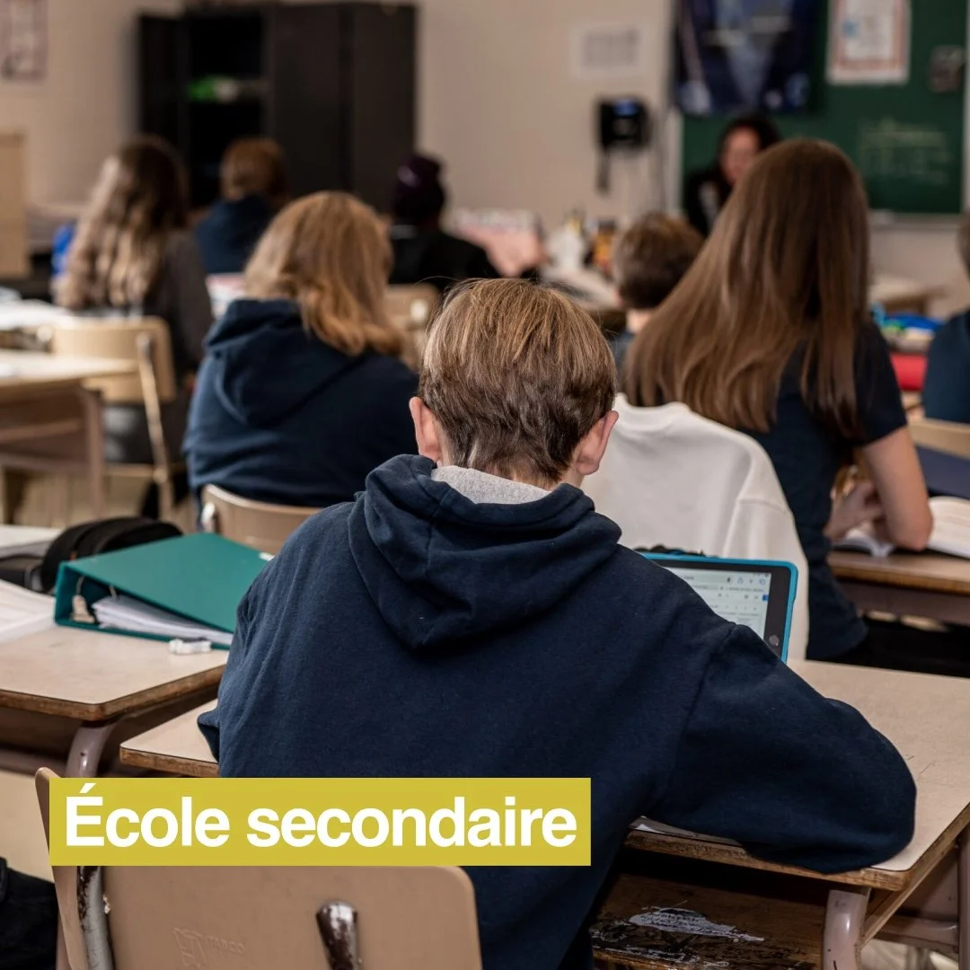 Étudiants du secondaire dans une classe vue de dos lors d'un cours