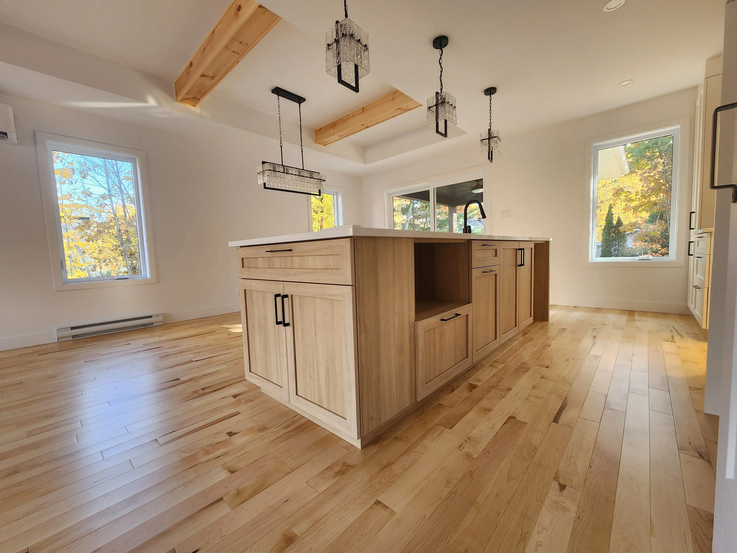 Cuisine avec un grand îlot de boit fini par Groupe Corripresto à Sorel-Tracy