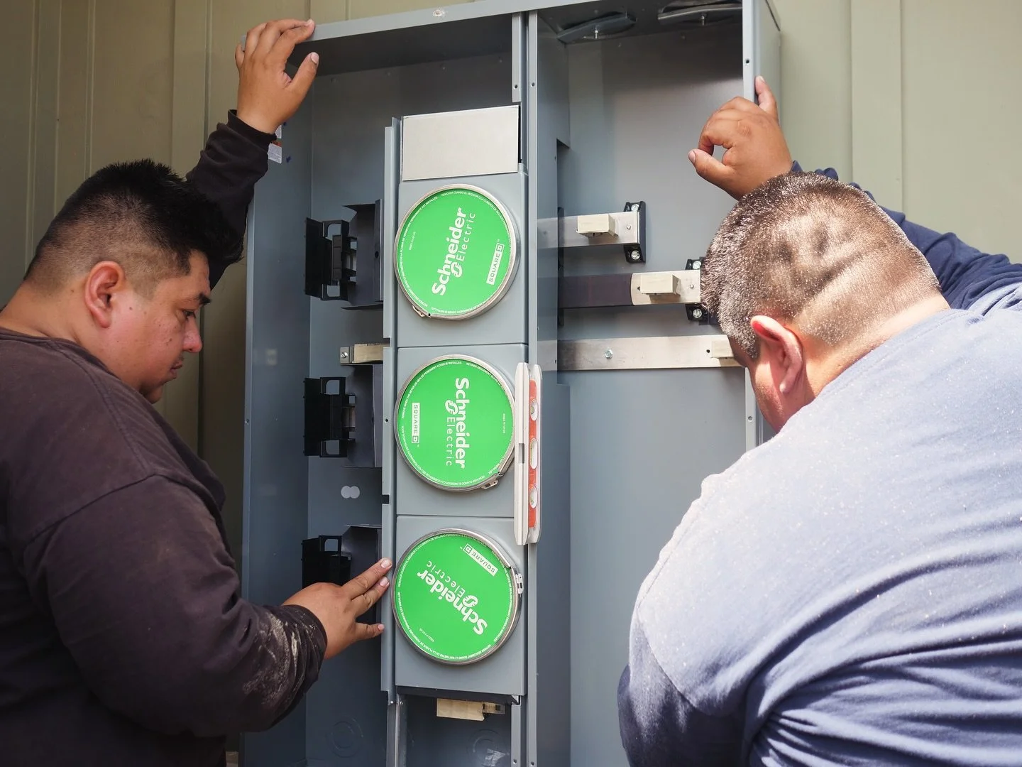 Brothers - doing our thing ⚡️ #electricianlife⚡️💡🔌🔋 #electrician #bbelectric