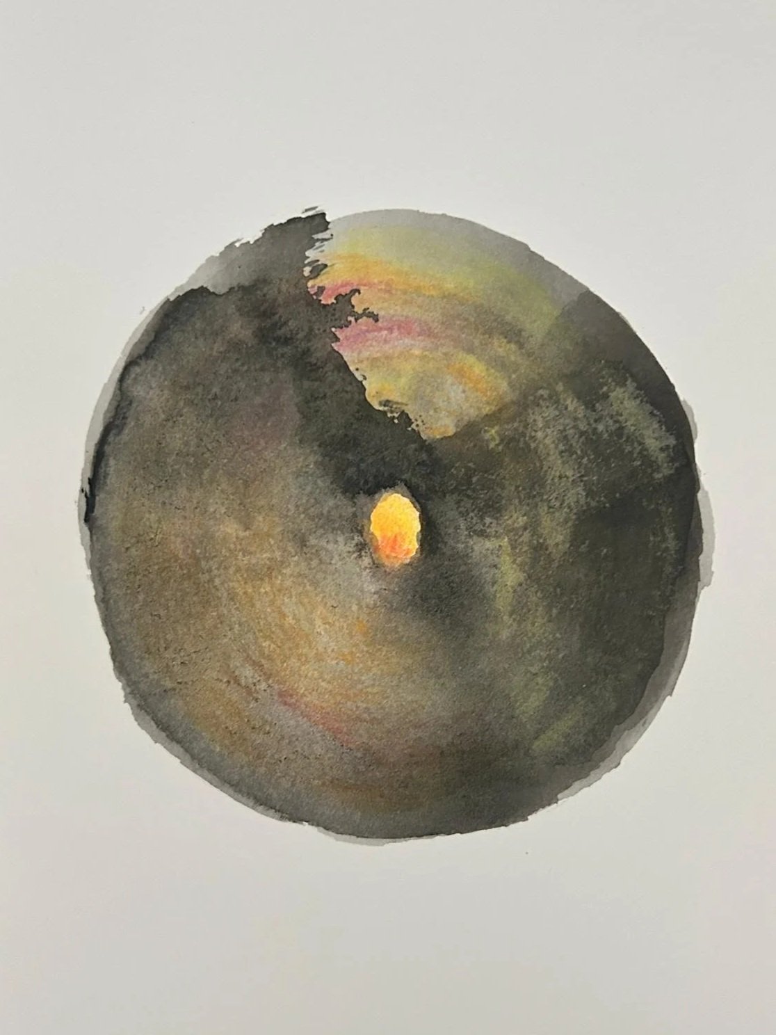 Une peinture abstraite représentant un cercle avec des couleurs sombres, jaunes et roses, avec une lumière au centre.