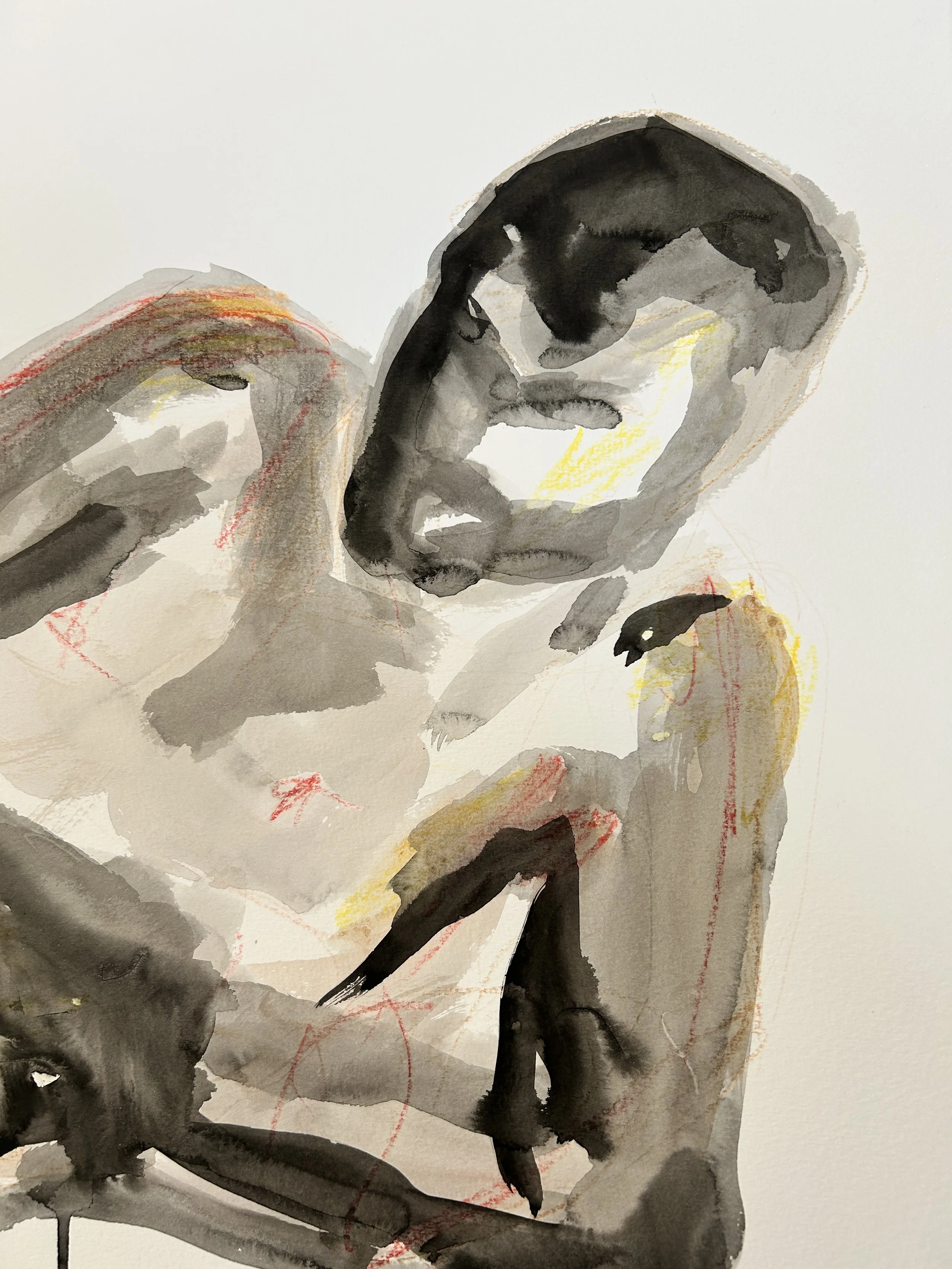 Peinture abstraite représentant une figure humaine esquissée avec des lavis de peinture noire, gris, avec des touches de rouge et de jaune.