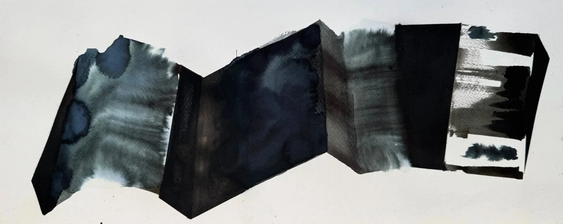 Une œuvre d'art abstraite en noir et blanc avec des formes géométriques et des lavis d'encre sur papier.