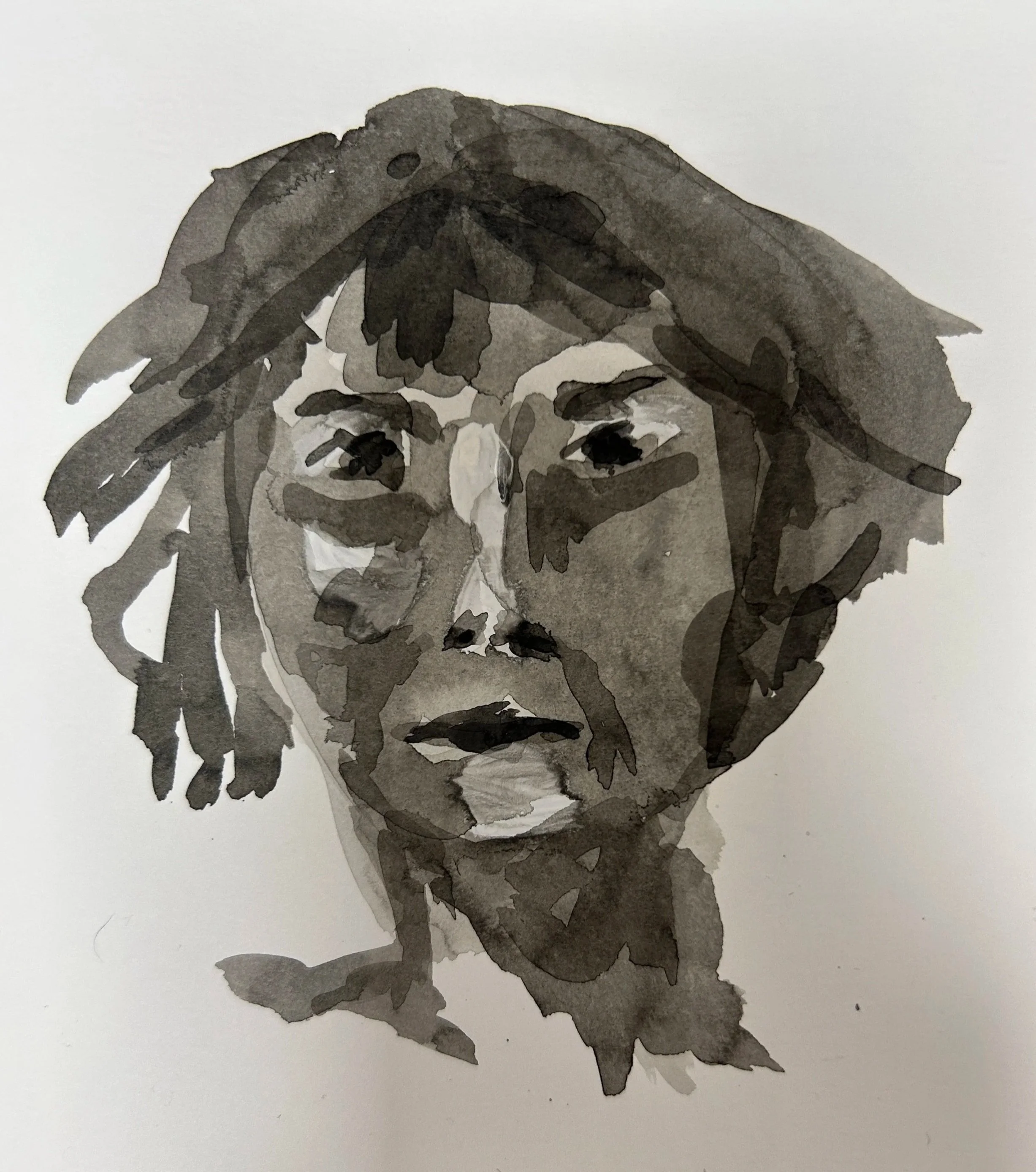 Un portrait en noir et blanc d'une personne avec des cheveux en morceaux et une expression neutre.