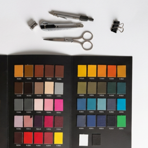 Palette de peinture avec différentes couleurs et outils de bricolage au-dessus