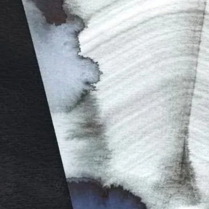 Détail de brouillard ou de vapeur blanc avec une surface en noir et blanc en arrière-plan.