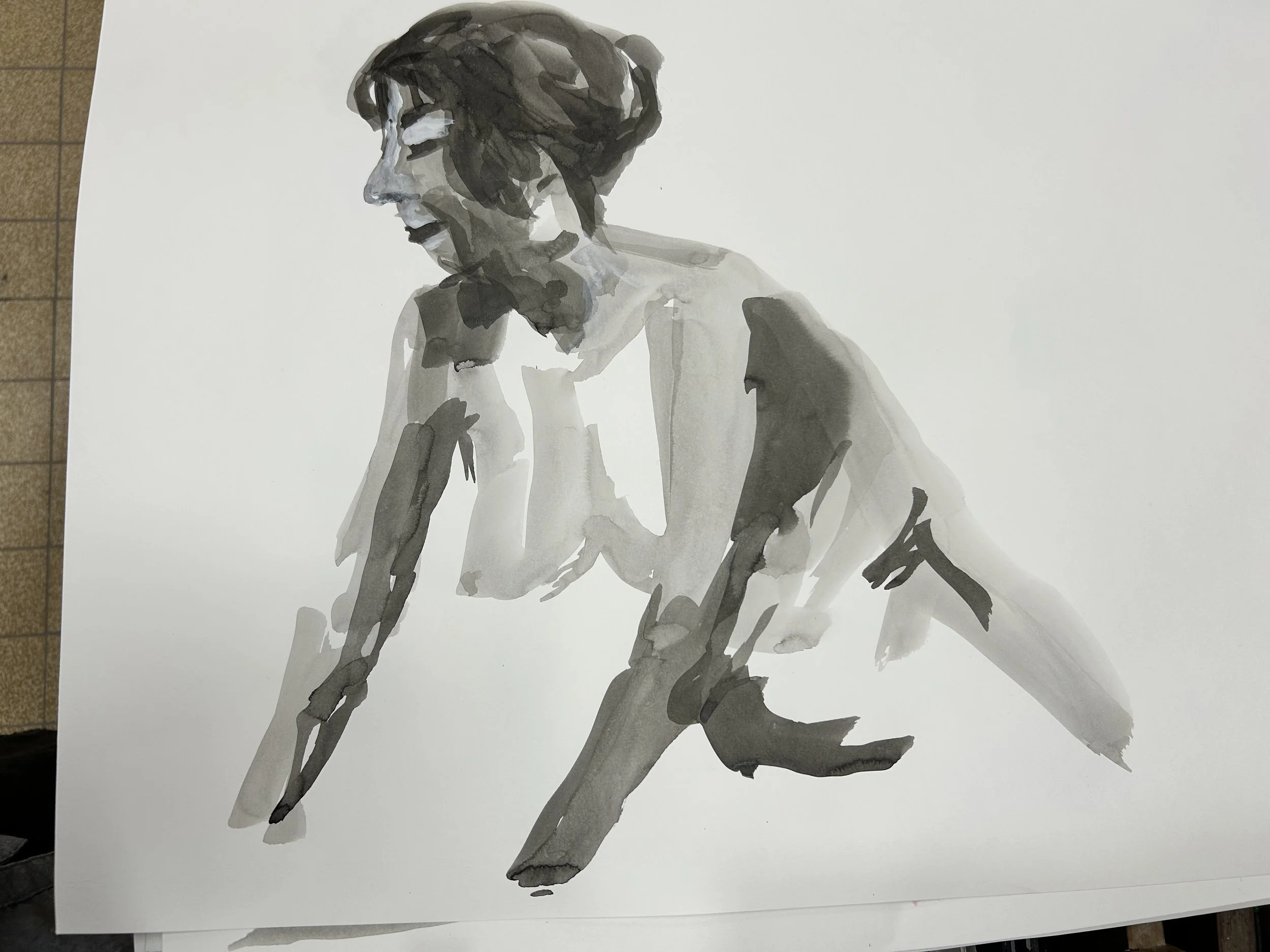 Un dessin en noir et blanc d'une personne assise, vue de profil, les yeux fermés.