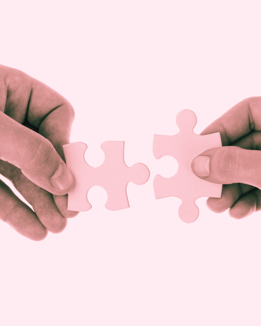 Deux mains tenant deux pièces de puzzle en train de se joindre, symbolisant la collaboration ou la connexion.