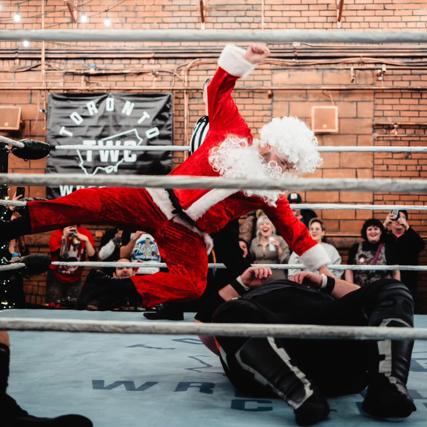 Five knuckle shuffle Santa! 

Happy Holidays to all our fans and friends! 

TWC wishes you all the best on a very special day 

☃️🎄🦌🛷

📸@davethroughalens 
🎅@anthonymusso_