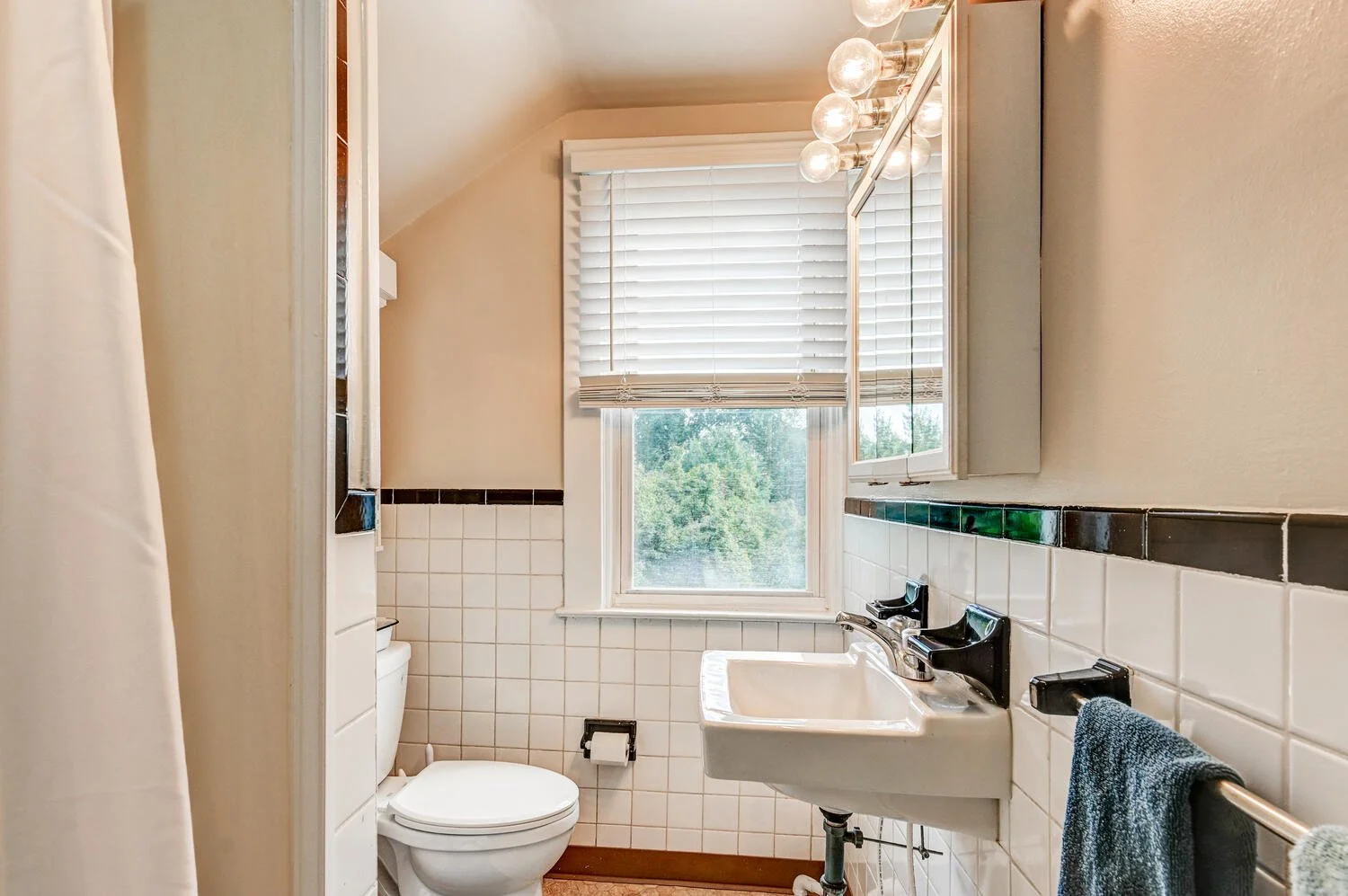 692 Gladstone Ave Baltimore MD-large-044-005-Bathroom-1500x998-72dpi.jpg