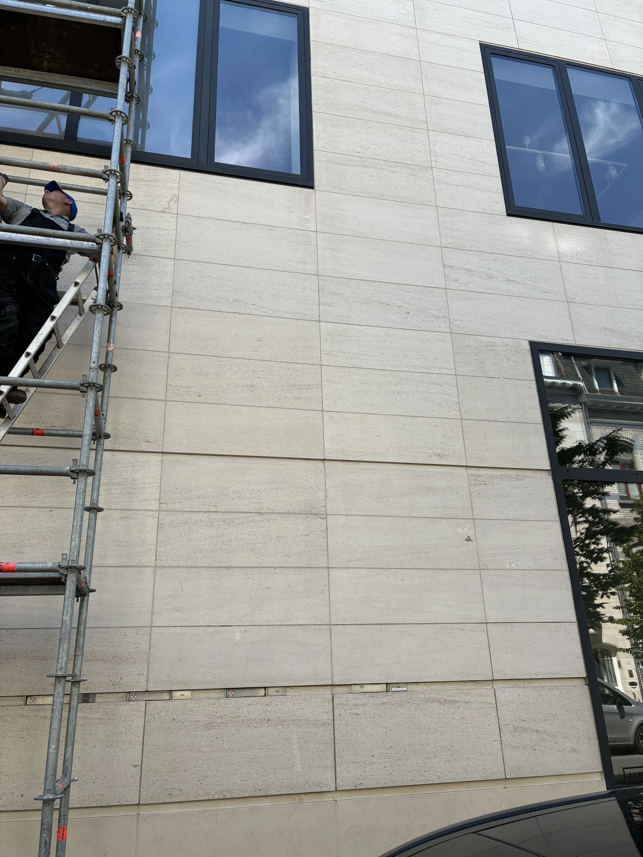 Réparation de la toiture d’une galerie d’art 