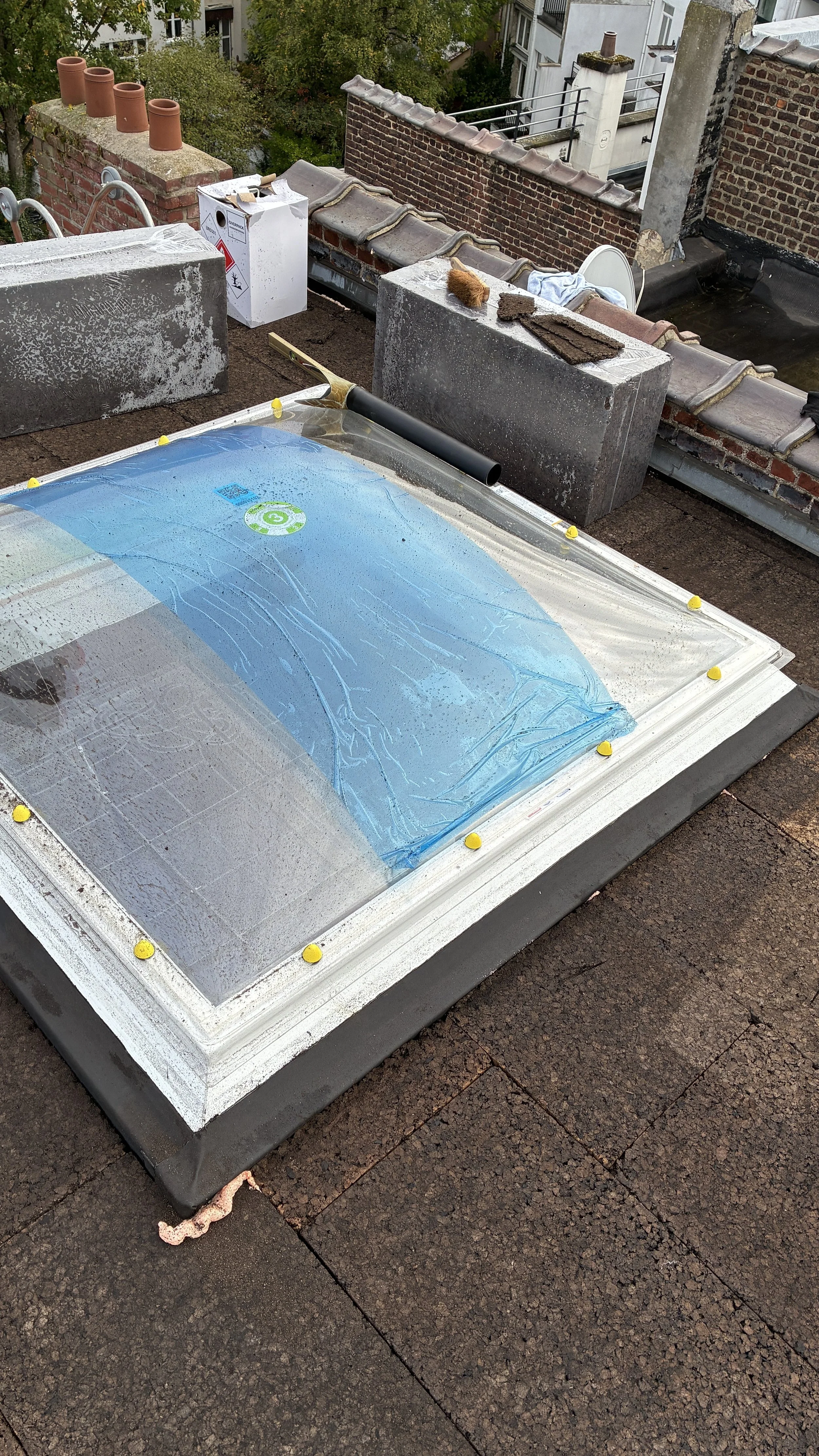 Isolation et étanchéité d’une toiture plate comprenant une large verrière