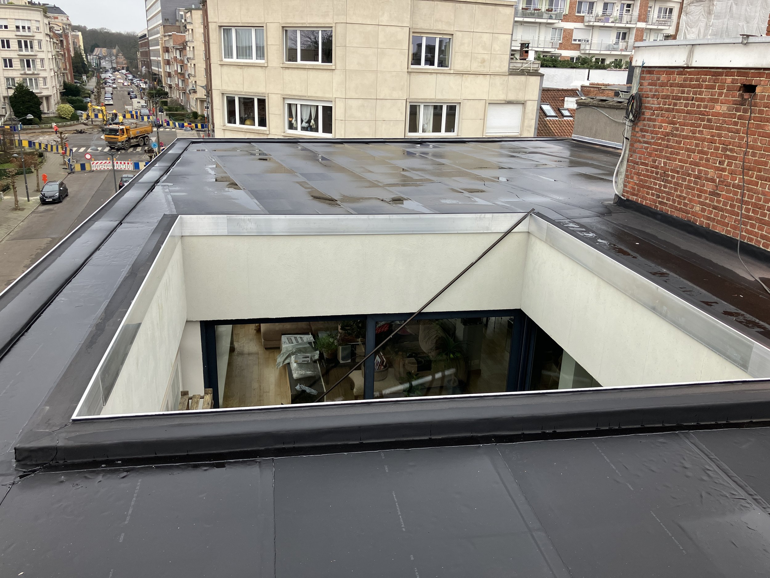 Isolation de toit plat avec des plaques de liège expansé . 