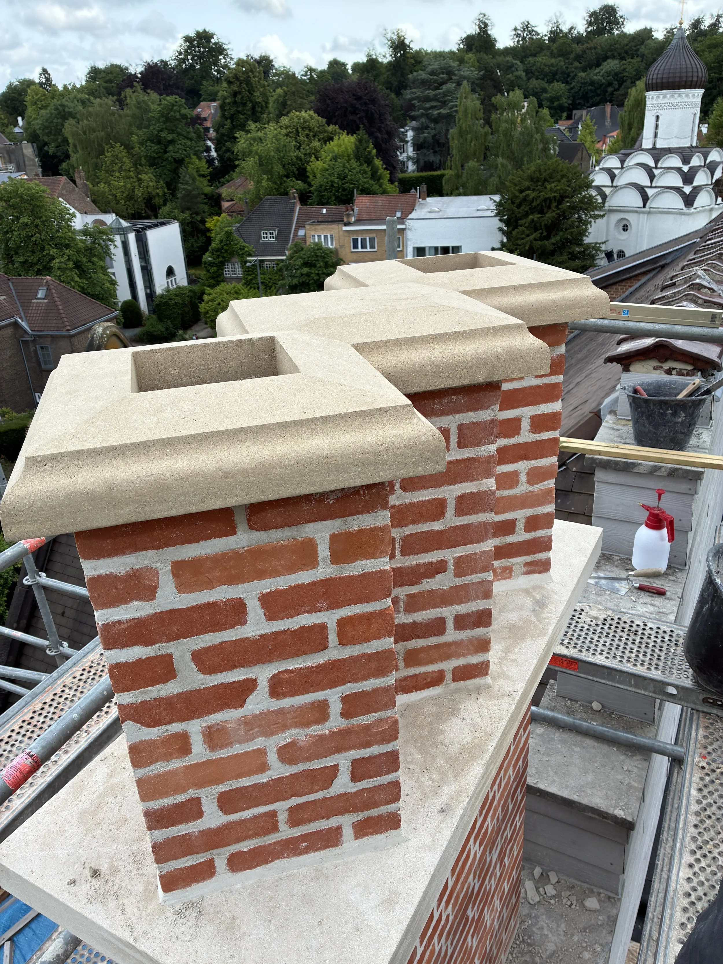 Nouvelle cheminé d'une grande maison des années 1930 tombée