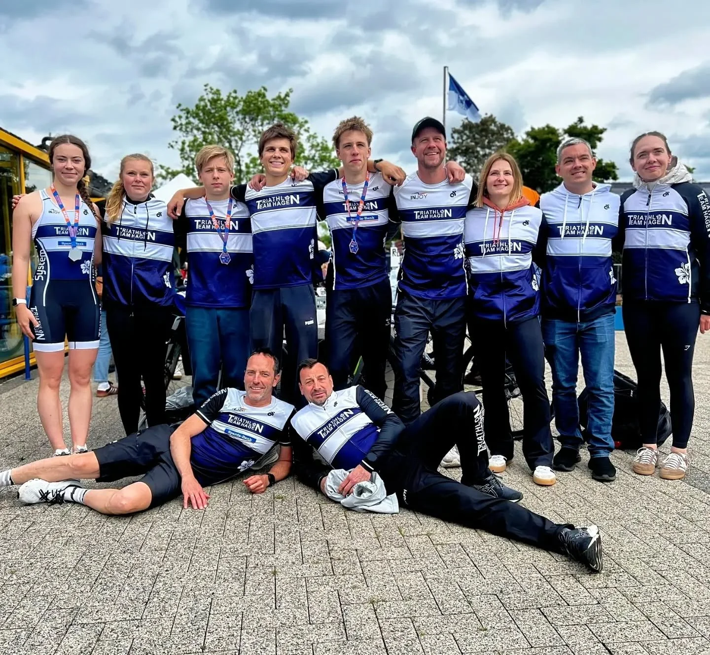 Saisonauftakt beim 5. Drensteinfurt Triathlon 🏊🚴🏃

Mit einer gro&szlig;en Gruppe war das TriTeam Hagen im M&uuml;nsterland vertreten. Jugend, Landesligateam und Athlet:innen im freien Feld er&ouml;ffneten gemeinsam die Triathlon-Saison.

Den Anfan