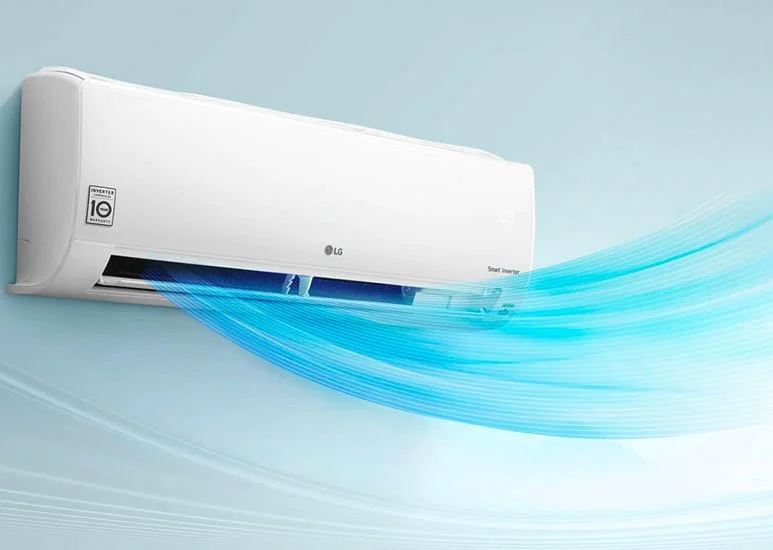 Climatiseur mural blanc émettant de l'air ou de la fraîcheur dans une pièce