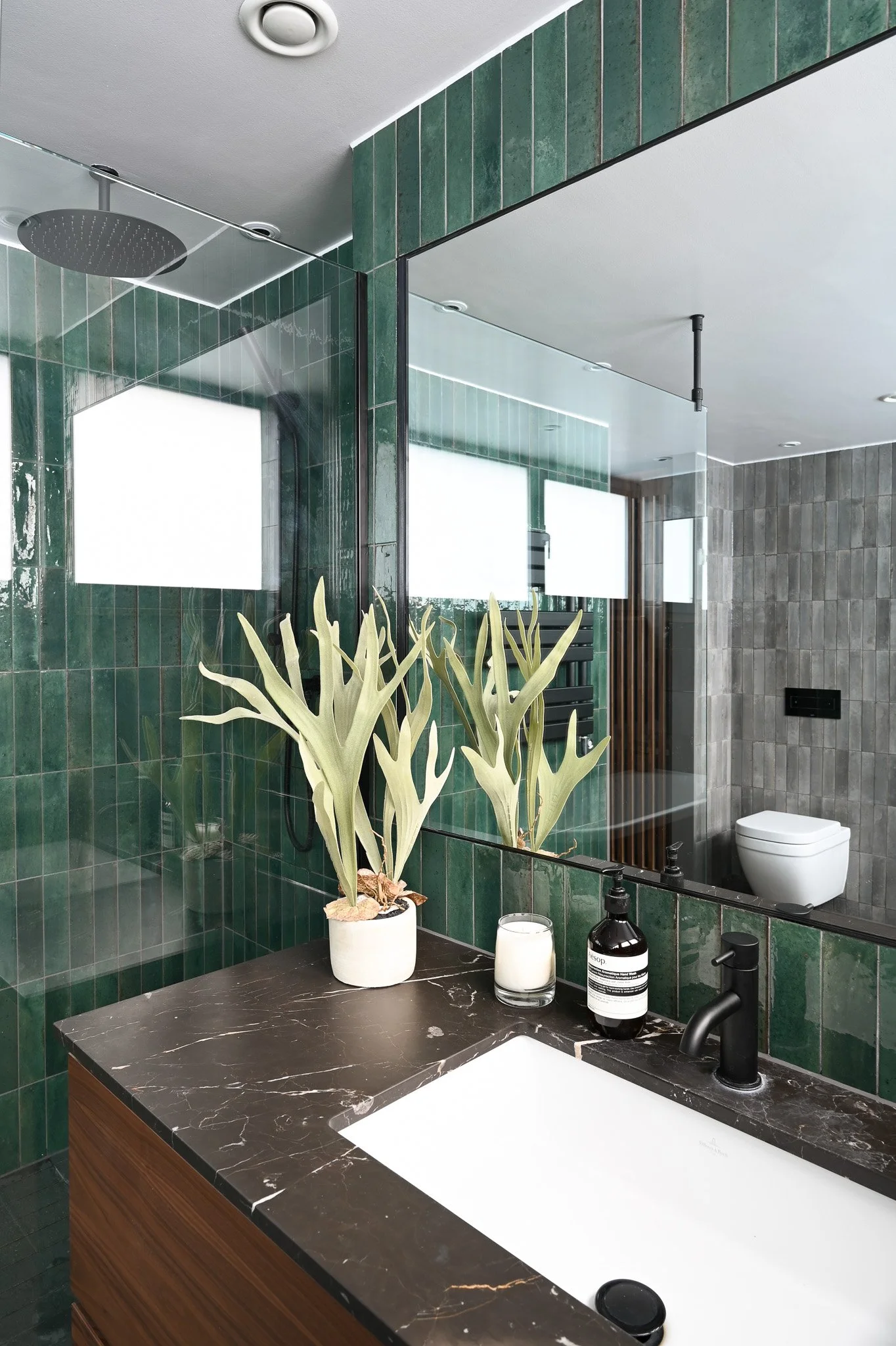 Sara Leonor_Green bathroom 03.jpg