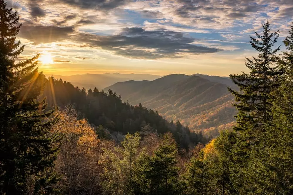 ROMANTIC SMOKY MOUNTAINS CABIN ESCAPE