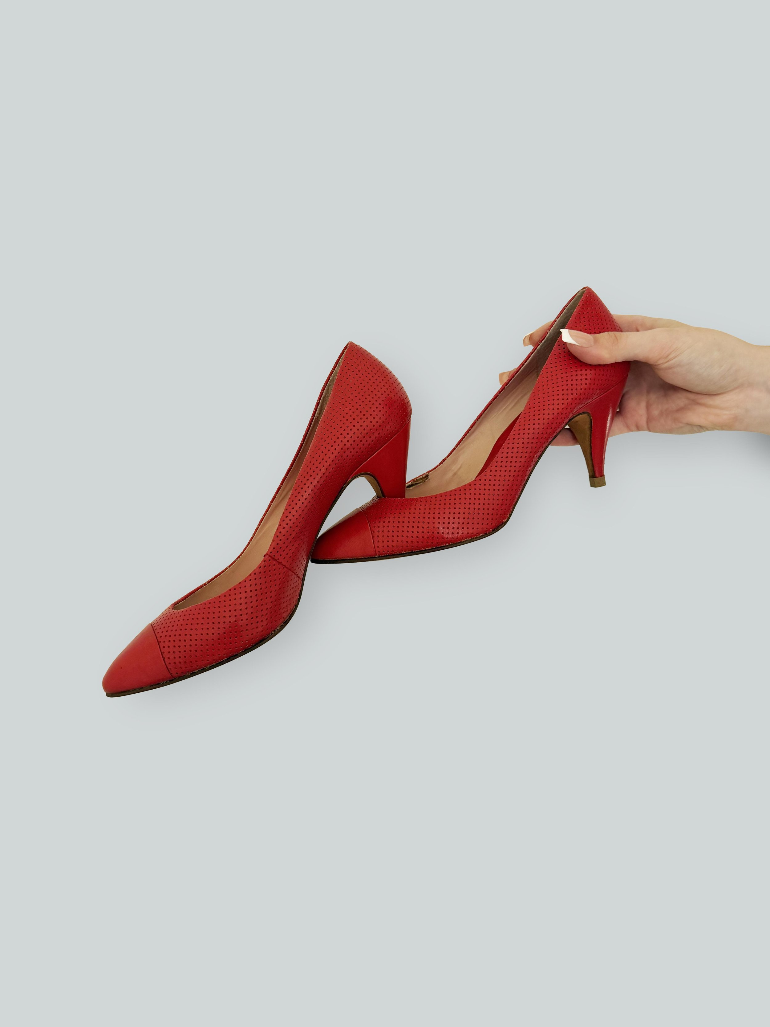 THE-RED-PUMP_4.jpg