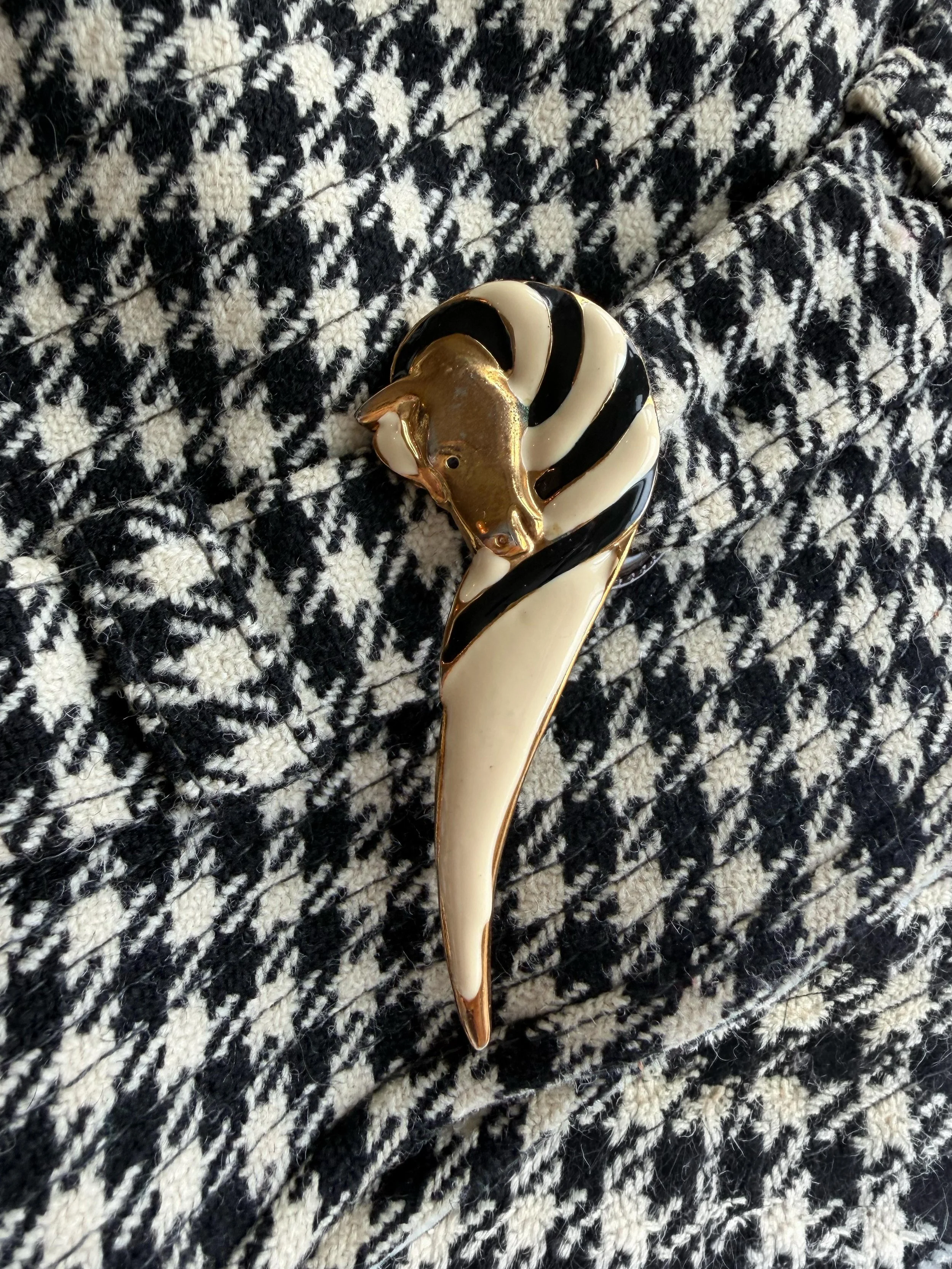 ZEBRA-ENAMEL-BROOCH_3_opt.jpg