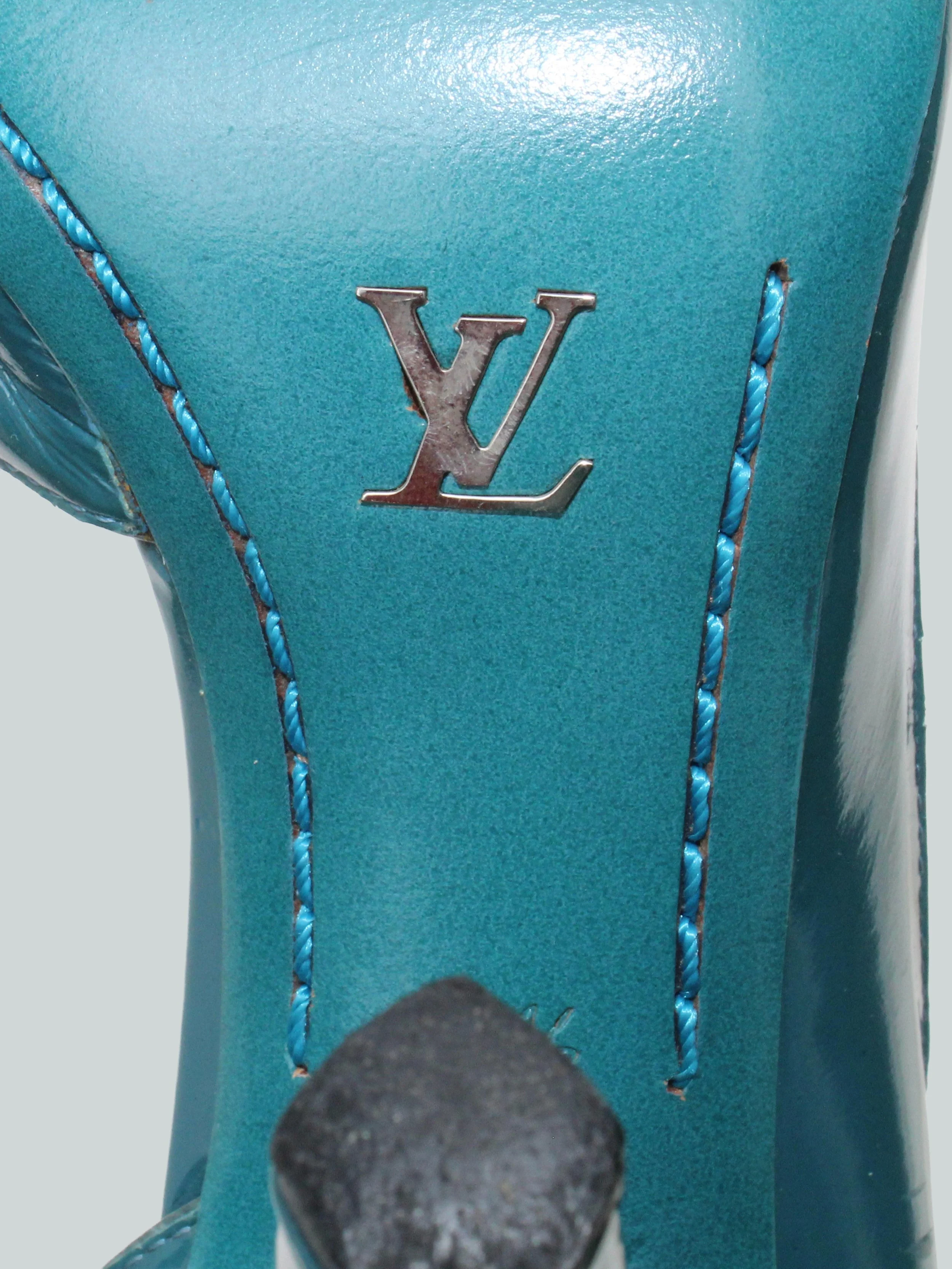 LOUIS-VUITTON-BLUE-HEEL_LOGO_OPT.jpg