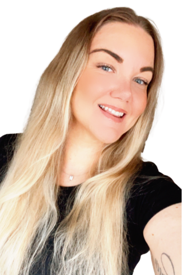 En ung kvinna med långt blont hår som ler och tar en selfie mot en vit bakgrund.