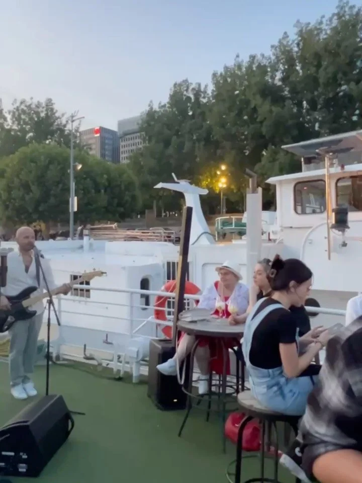 P&rsquo;tit souvenir de notre quartet sur la p&eacute;niche Aliz&eacute;, un soir de juillet ensoleill&eacute; 😎🌇 

#privateparty #livemusic #acousticmusic #acoustictrio #acousticelectric #weddingplanner #privateevents #parisevent #eiffeltower #the