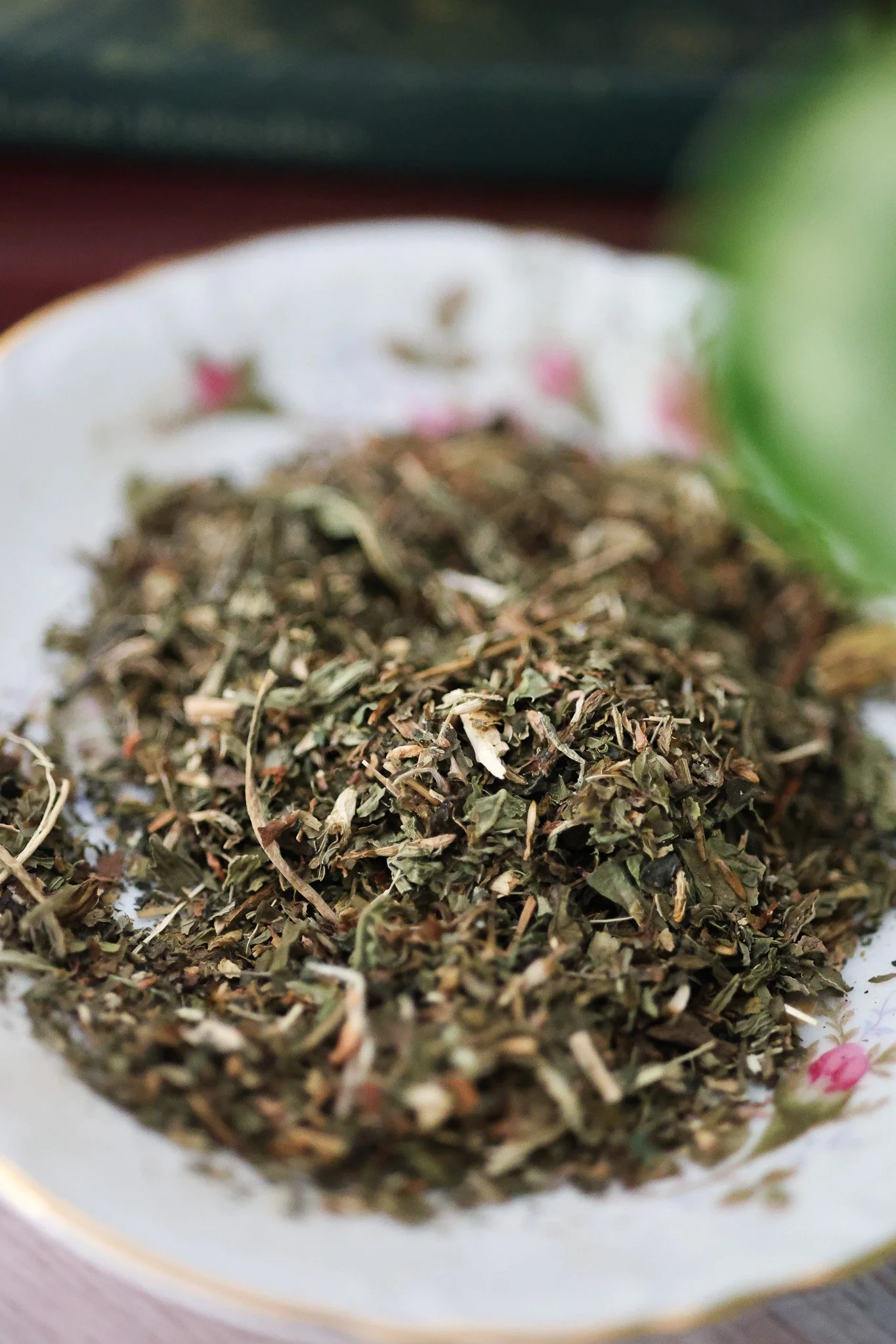 Loose leaf follicular phase tea blend crafted to support energy, hormonal wellness, and cycle balance during the follicular phase.