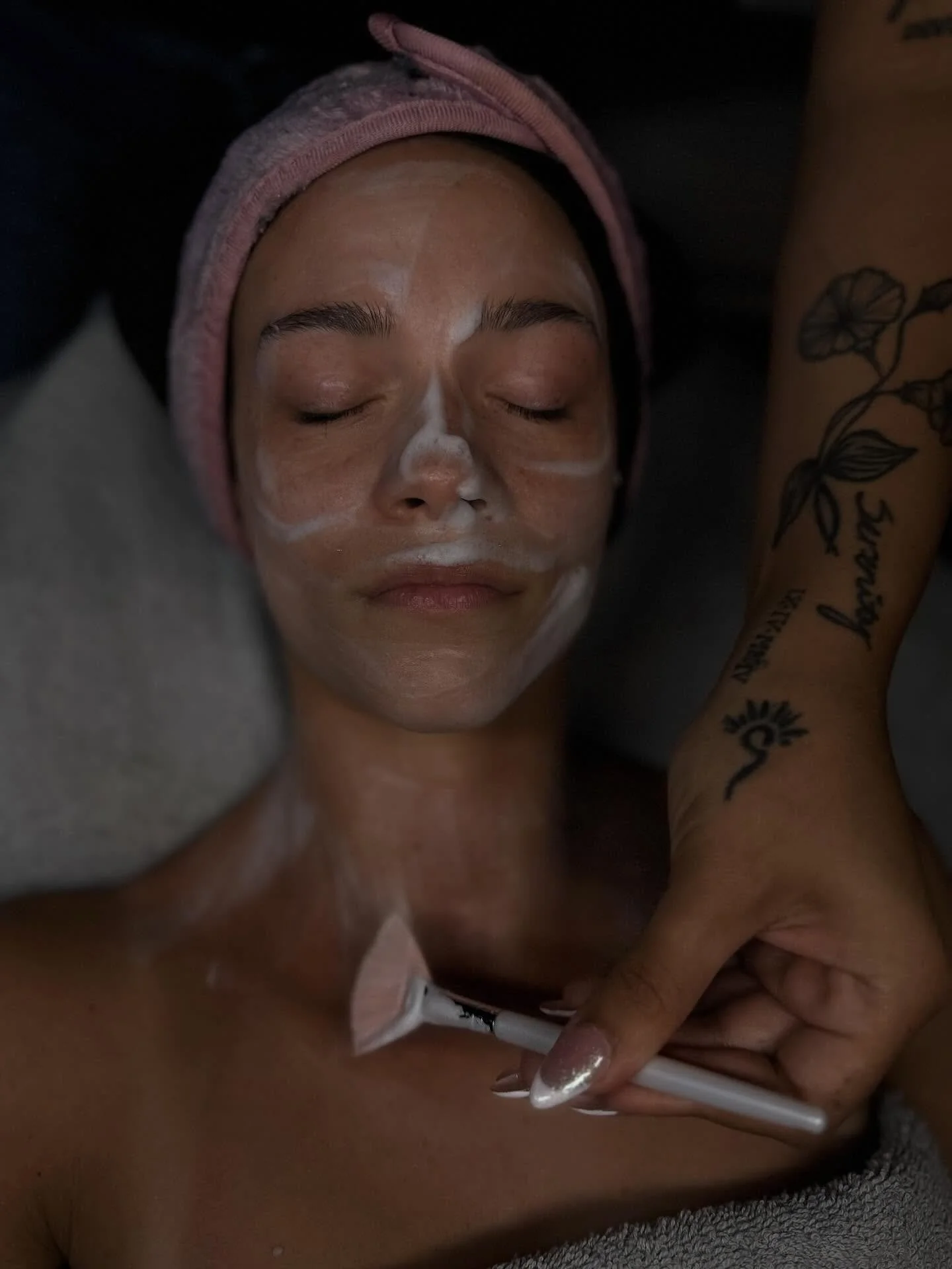 Talk about relaxation 😌 booking is always open online via the Vagaro link in our bio, send us a message, or call 704-610-2057 

#lakenormannc #mooresvillenc #spa #tuelskincare