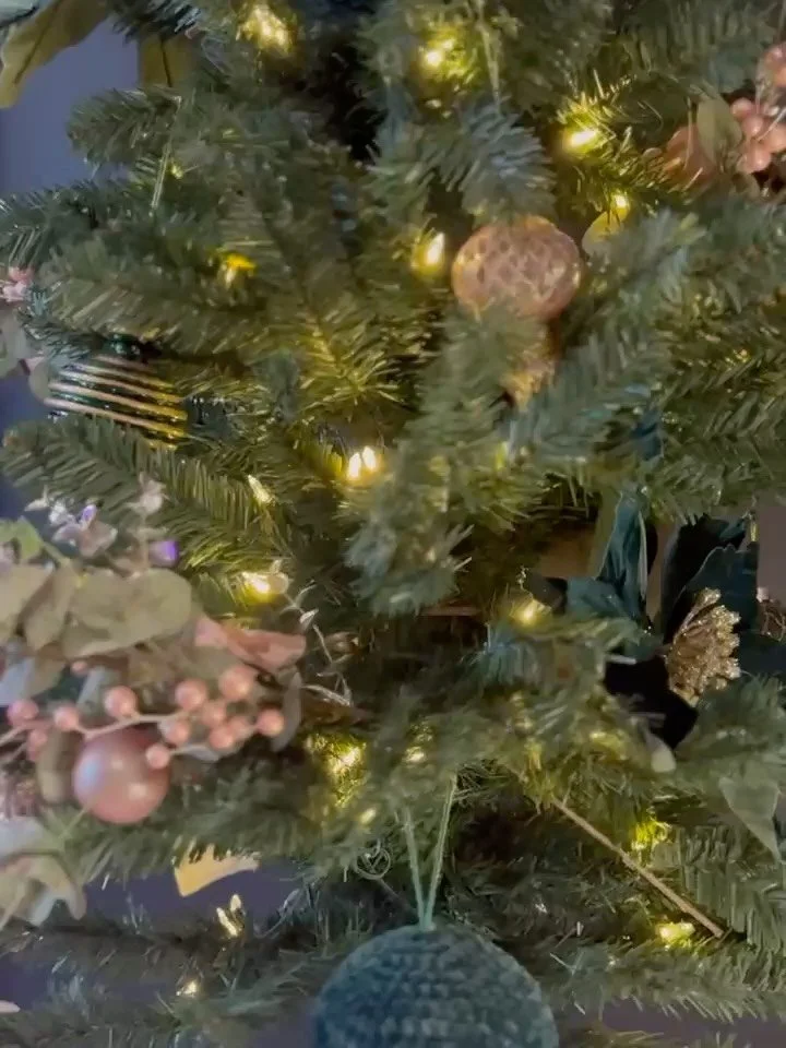 Hey besties&hellip;. Guess what?! We have a gift for you 🤪

🎄✨ CHRISTMAS GIVEAWAY! ✨🎄

We&rsquo;re spreading some holiday cheer at Wild Rose Spa 💕
One lucky winner will receive:

🎁 A luxe lash sleep mask
🎁 FREE custom lash set or FREE mini faci