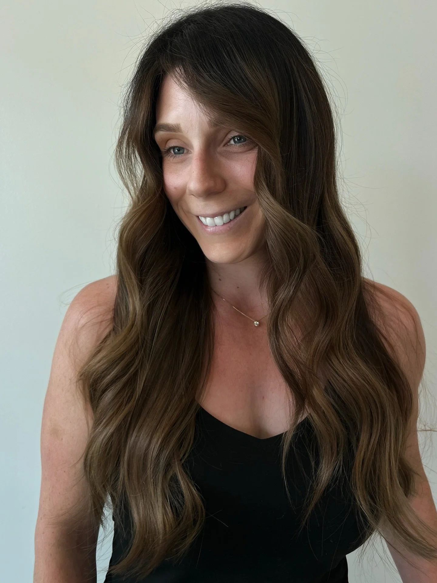 Okay this one took a little work 🤎

Full highlight + tip-out to shift the depth and create this soft, dimensional brunette all in one session.
Still natural, just lighter in the right places.
If your color is feeling a little heavy, this is a beauti